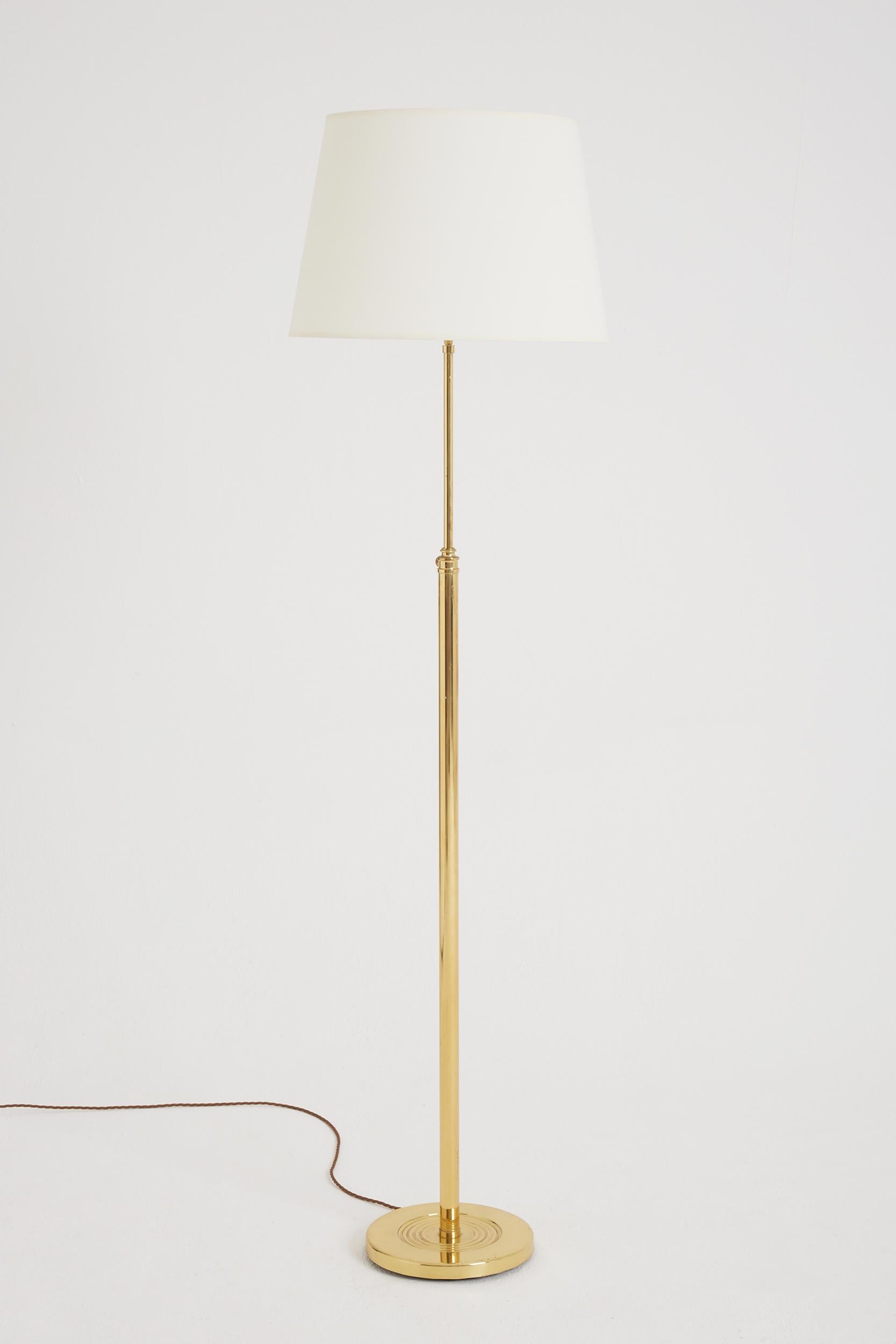A brass telescopic lacquered brass floor lamp.
France, third quarter of the 20th Century.
With the shade (as pictured): 160 cm high by 45 cm diameter
Lamp base only (as pictured): 135 cm high by 26 cm diameter