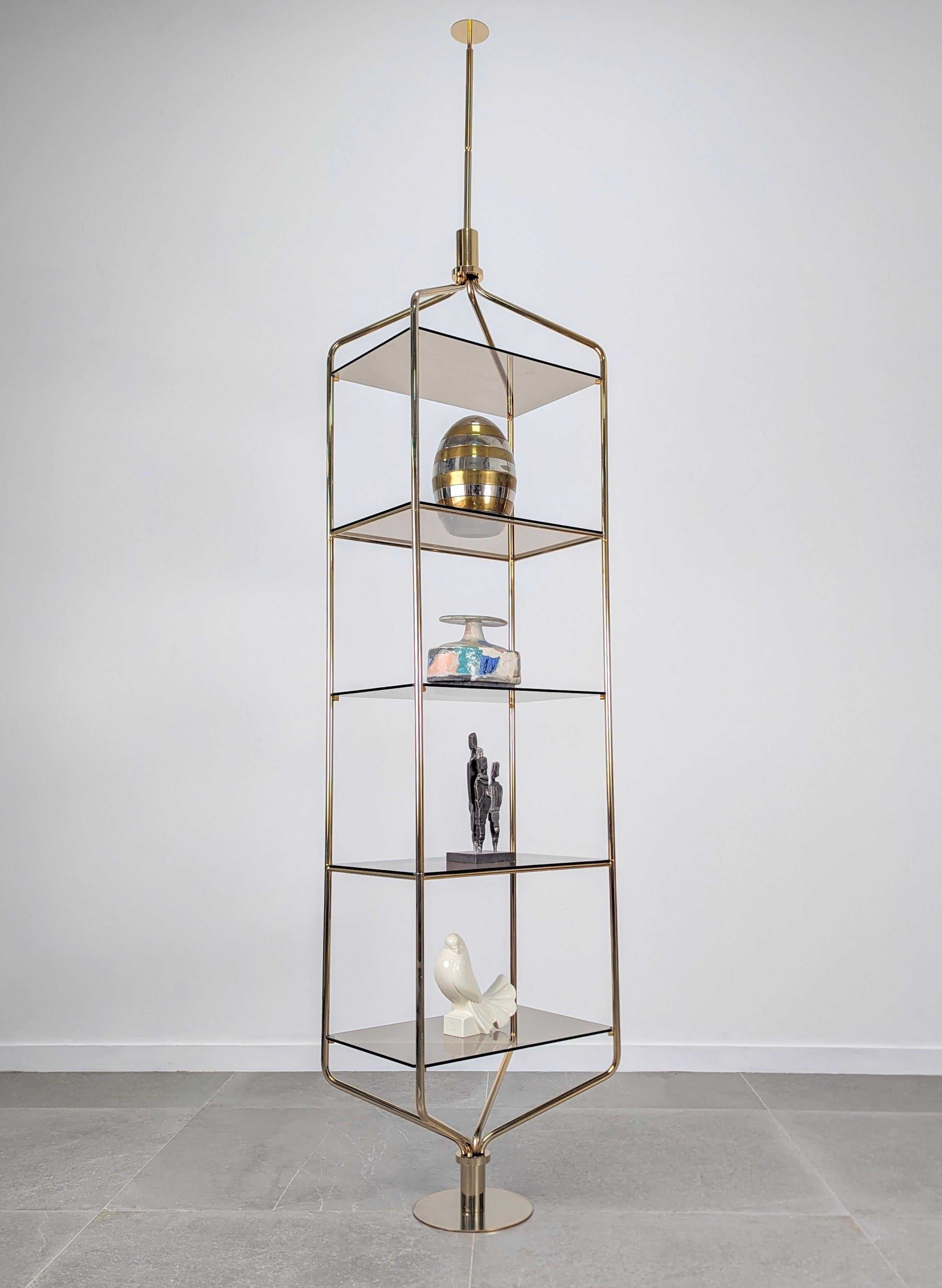 Spectaculaire étagère en laiton du milieu du siècle, du sol au plafond, design des années 1960. Cette pièce exceptionnelle est vraiment inhabituelle et exclusive, présentant un magnifique design aux lignes épurées et élégantes qui allie parfaitement