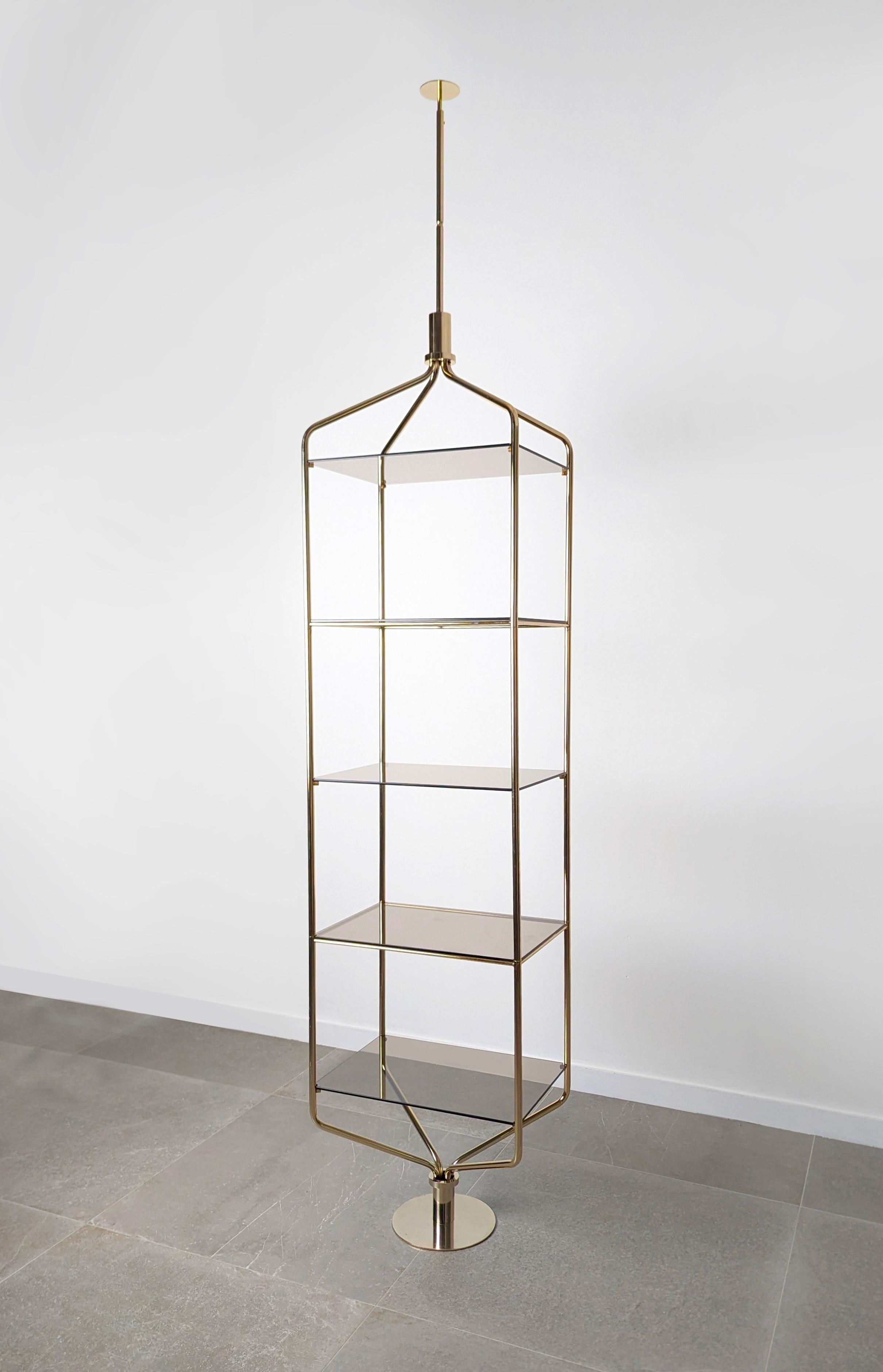 Mid-Century Modern Étagère en laiton à mât tendu, milieu du siècle dernier, années 1960 en vente