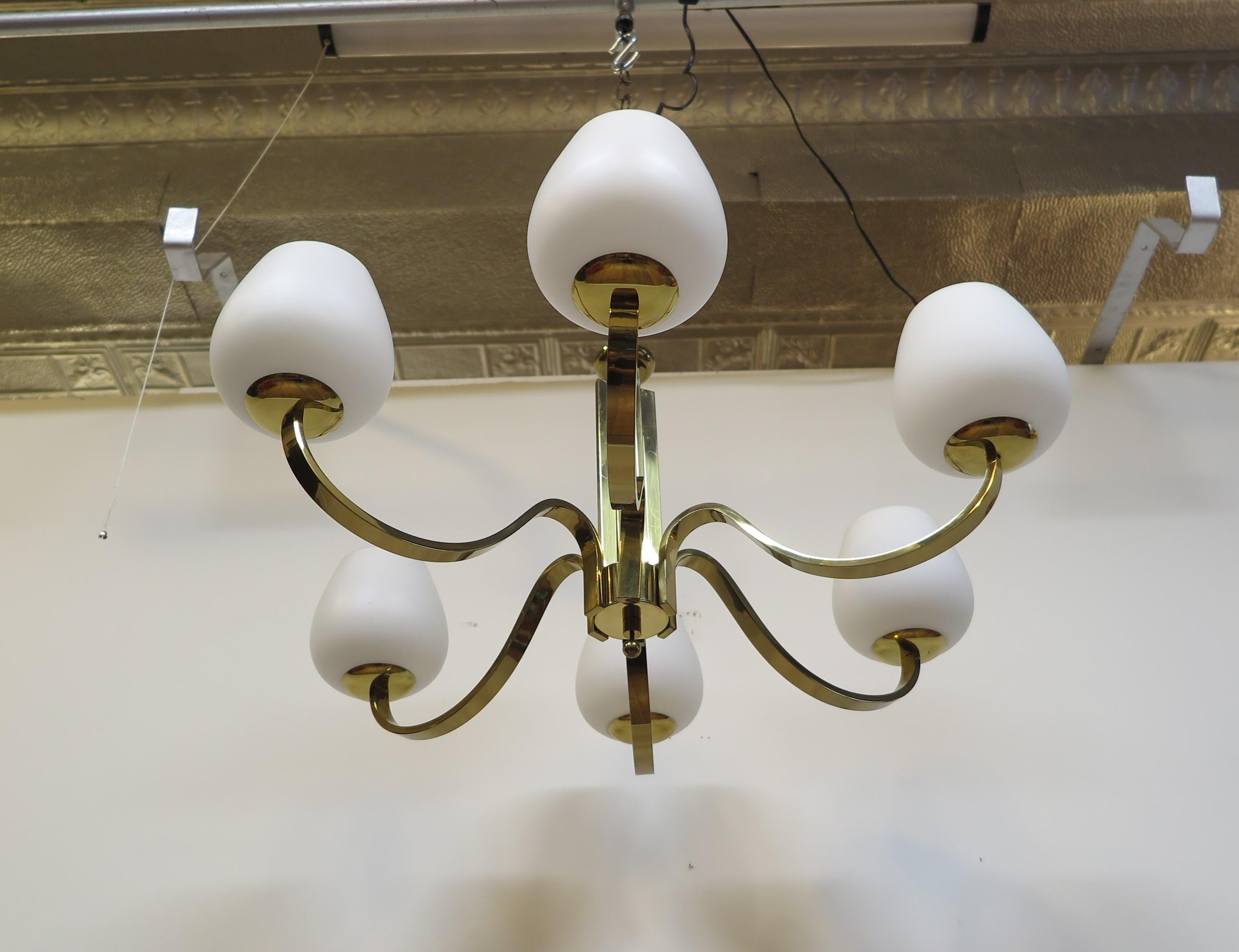 Lampadario a torre in ottone del metà del secolo scorso In condizioni buone in vendita a New York, NY