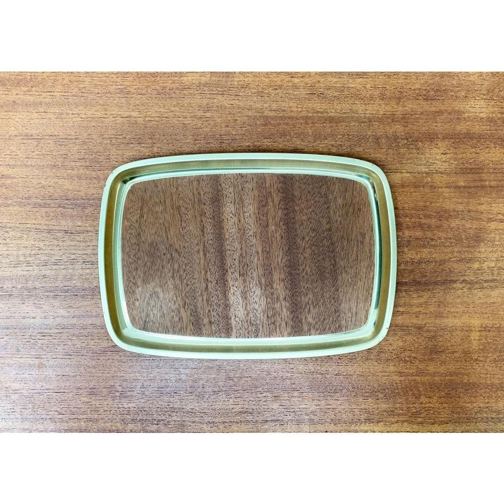 Vassoio in ottone di metà secolo con impiallacciatura in teak, anni '60, in ottime condizioni. Progettato dal 1960 al 1969

Informazioni aggiuntive:
Materiali: Metallo, Teak
Stile: Medioevo Moderno
Colore: marrone
Tipo di articolo: Vintage, Antico o