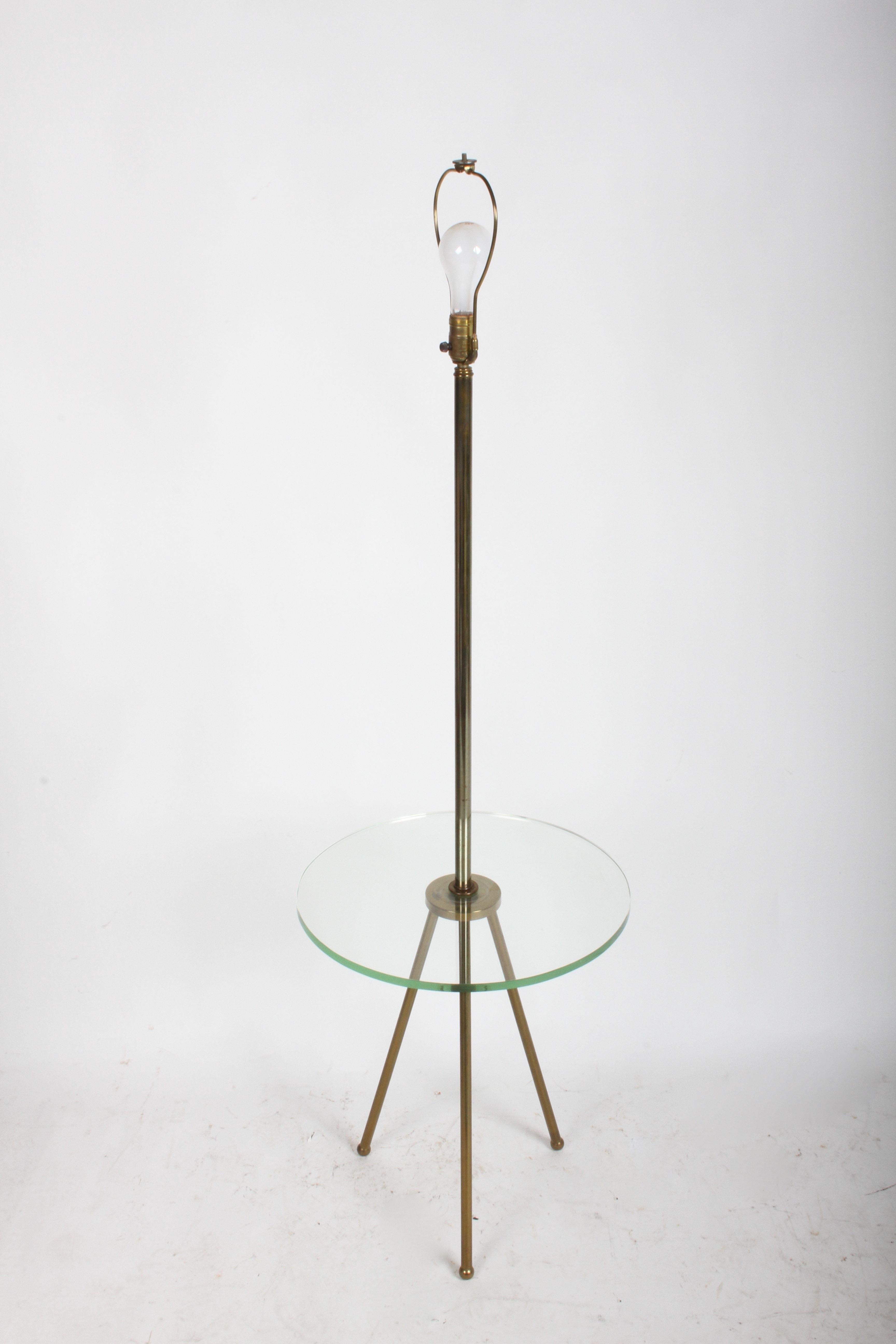 Lampadaire italien en laiton de style mi-siècle moderne avec pieds tripodes et étagère en verre Bon état - En vente à St. Louis, MO