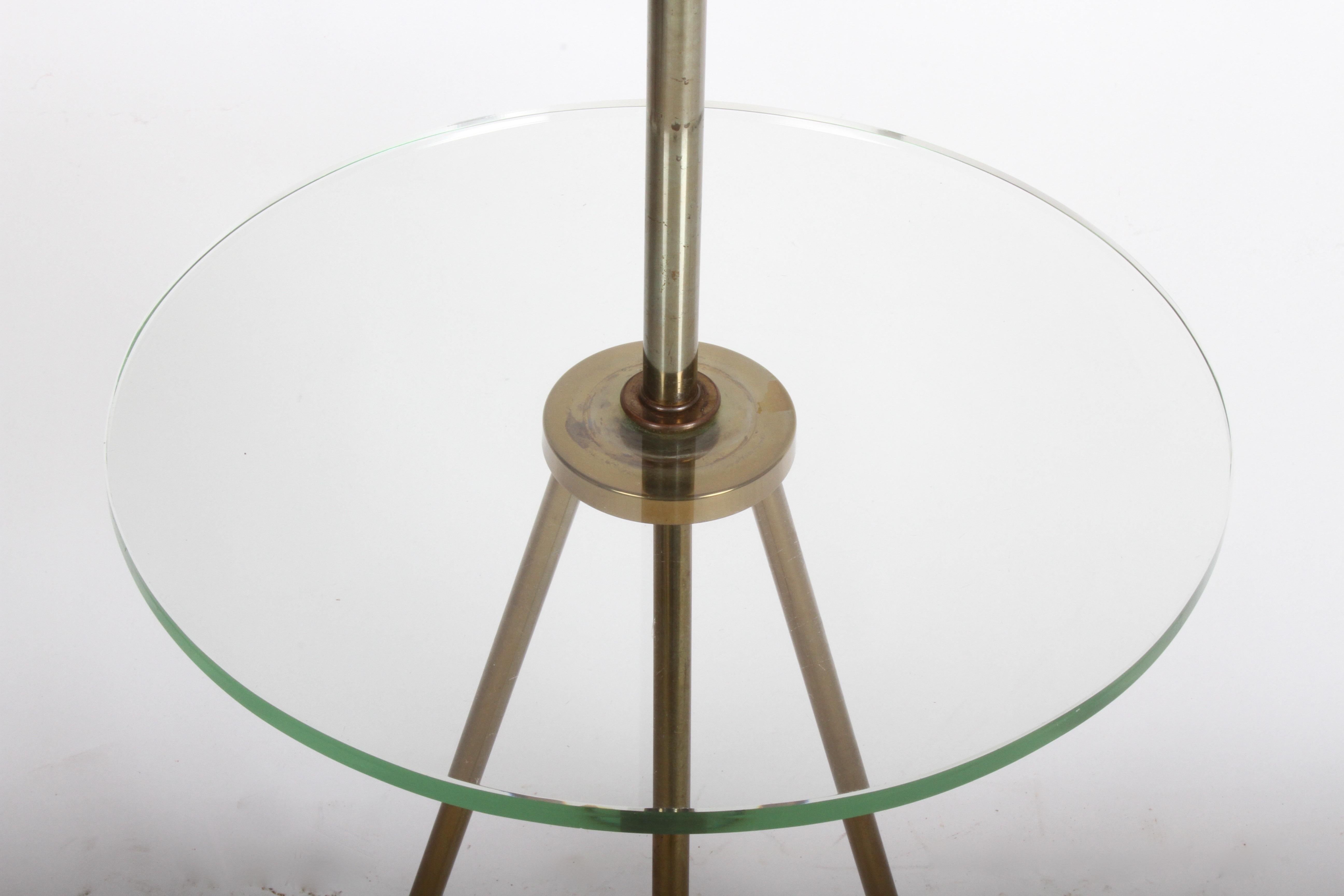 Milieu du XXe siècle Lampadaire italien en laiton de style mi-siècle moderne avec pieds tripodes et étagère en verre en vente