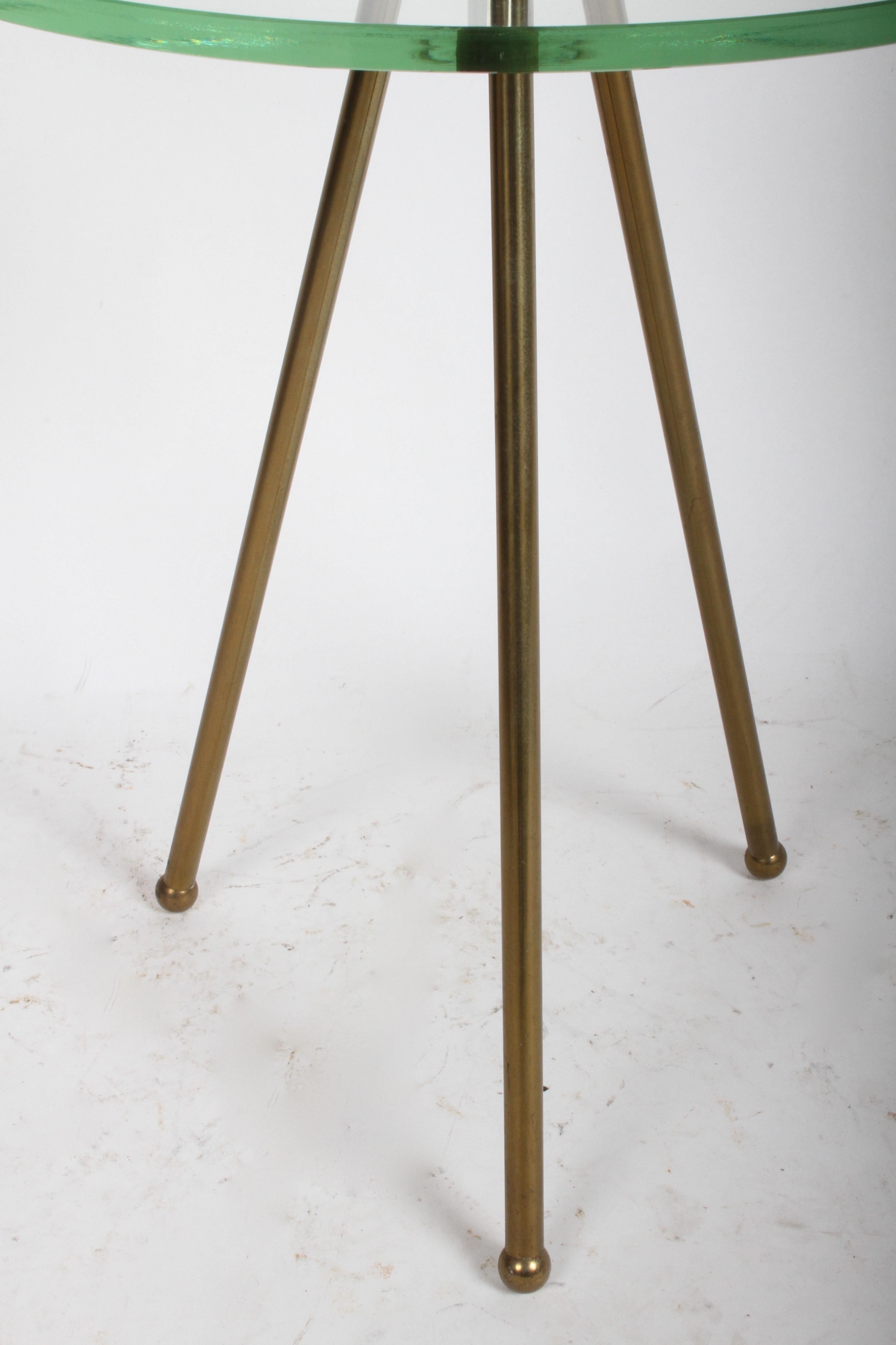 Lampadaire italien en laiton de style mi-siècle moderne avec pieds tripodes et étagère en verre en vente 1