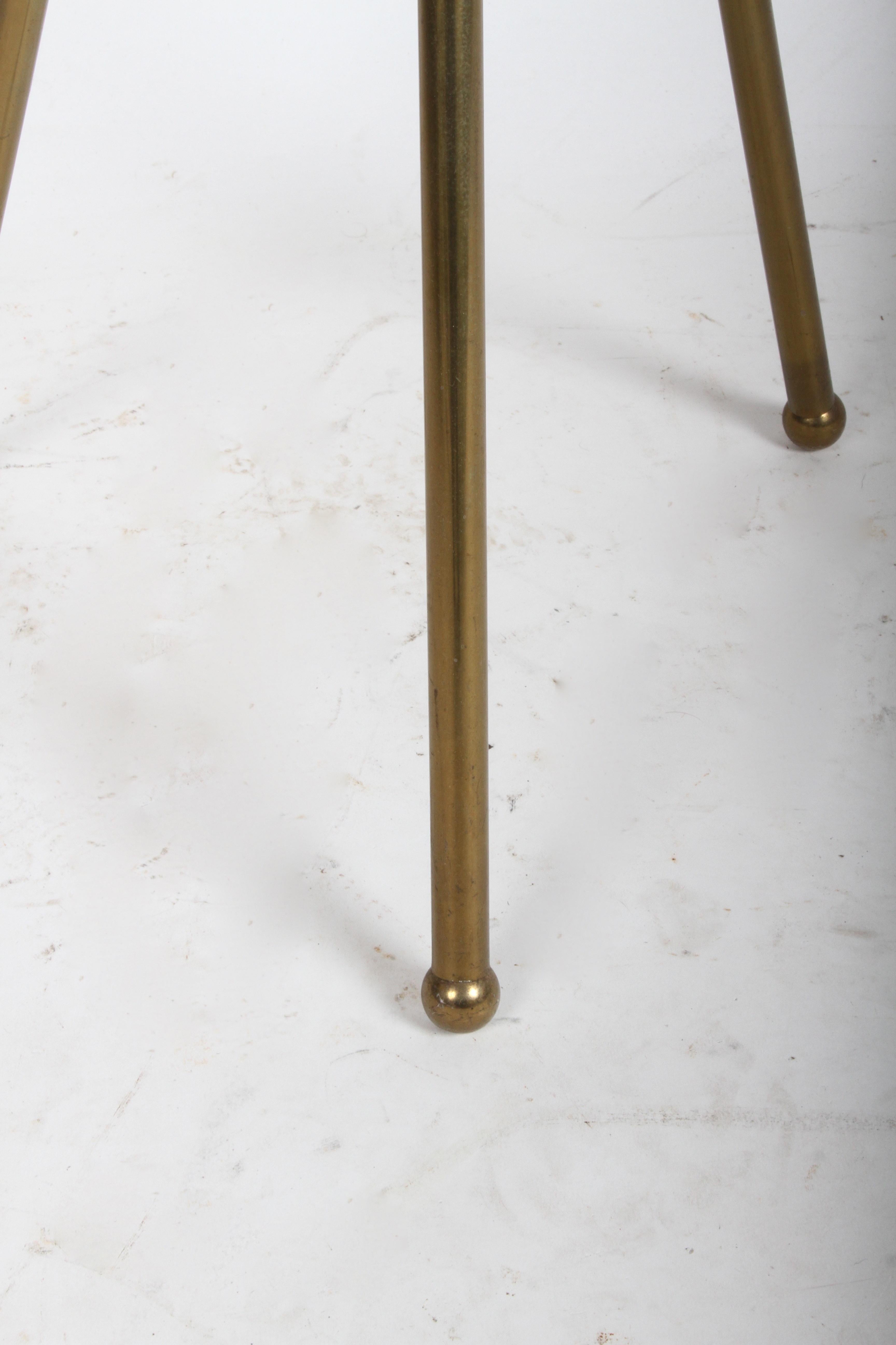 Mid-Century Modern Italian Brass Floor Lamp with Tripod Legs and Glass Shelf For Sale 1