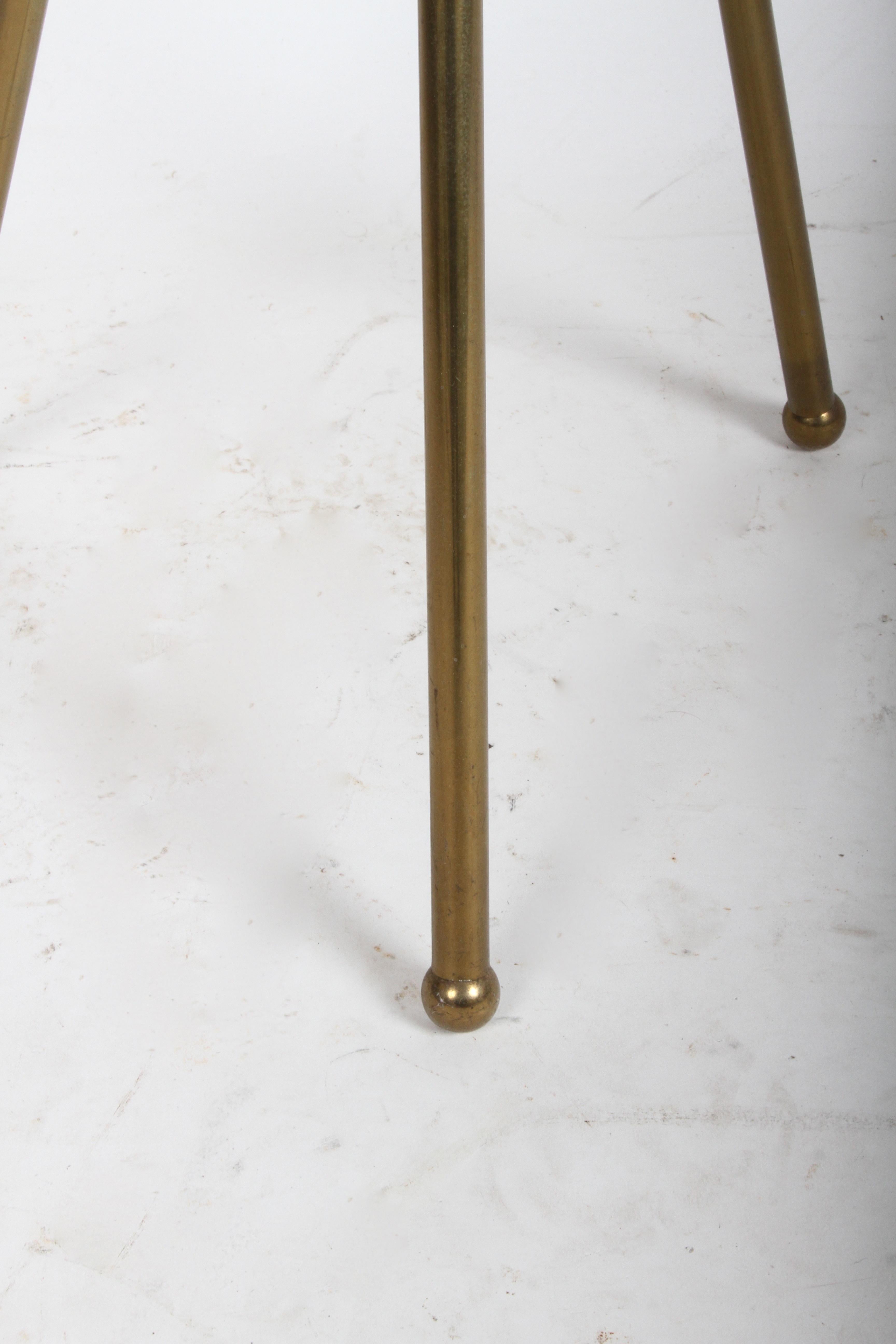 Lampadaire italien en laiton de style mi-siècle moderne avec pieds tripodes et étagère en verre en vente 2
