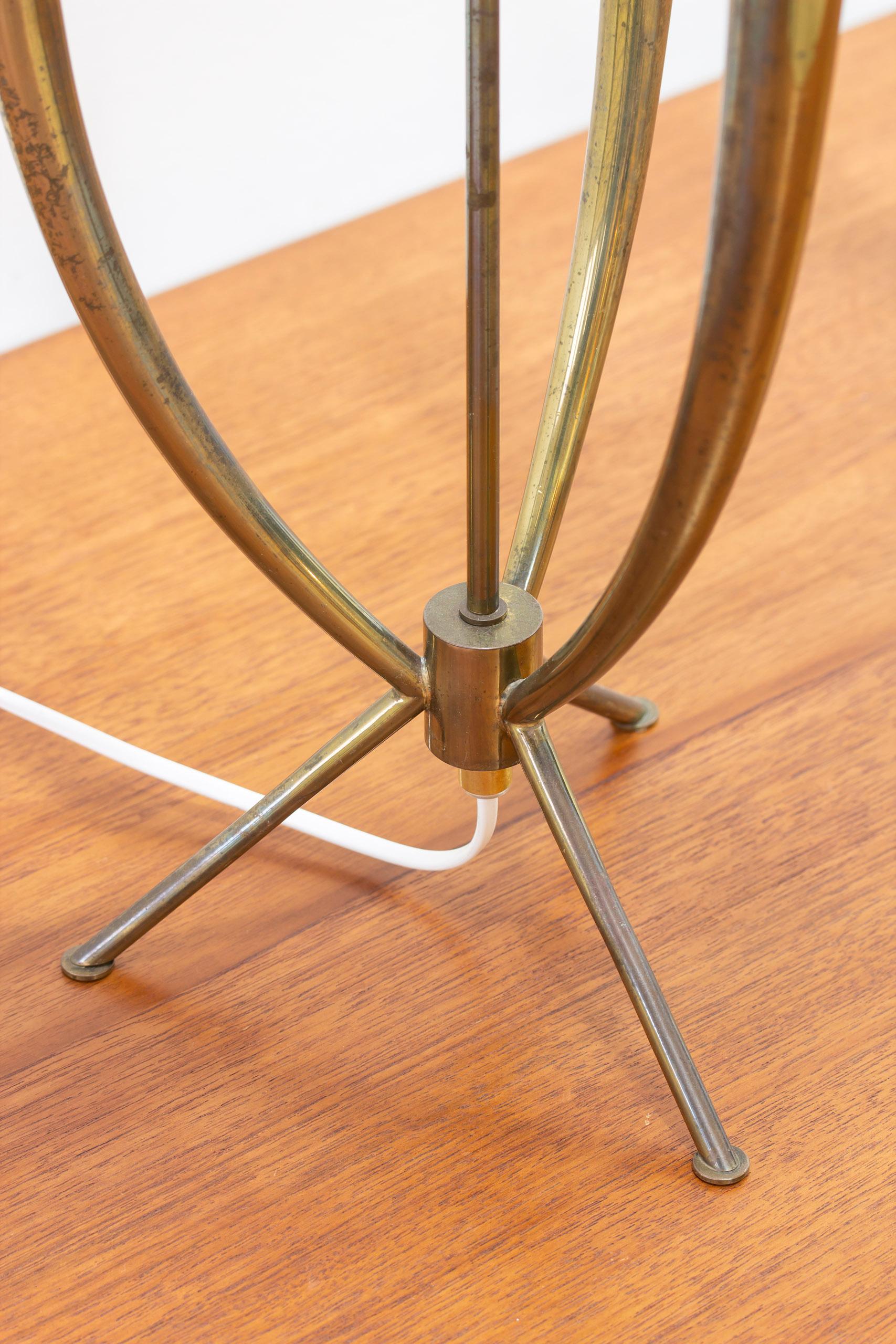 Lampe de table tripode en laiton, années 1950, Atomic age en vente 3