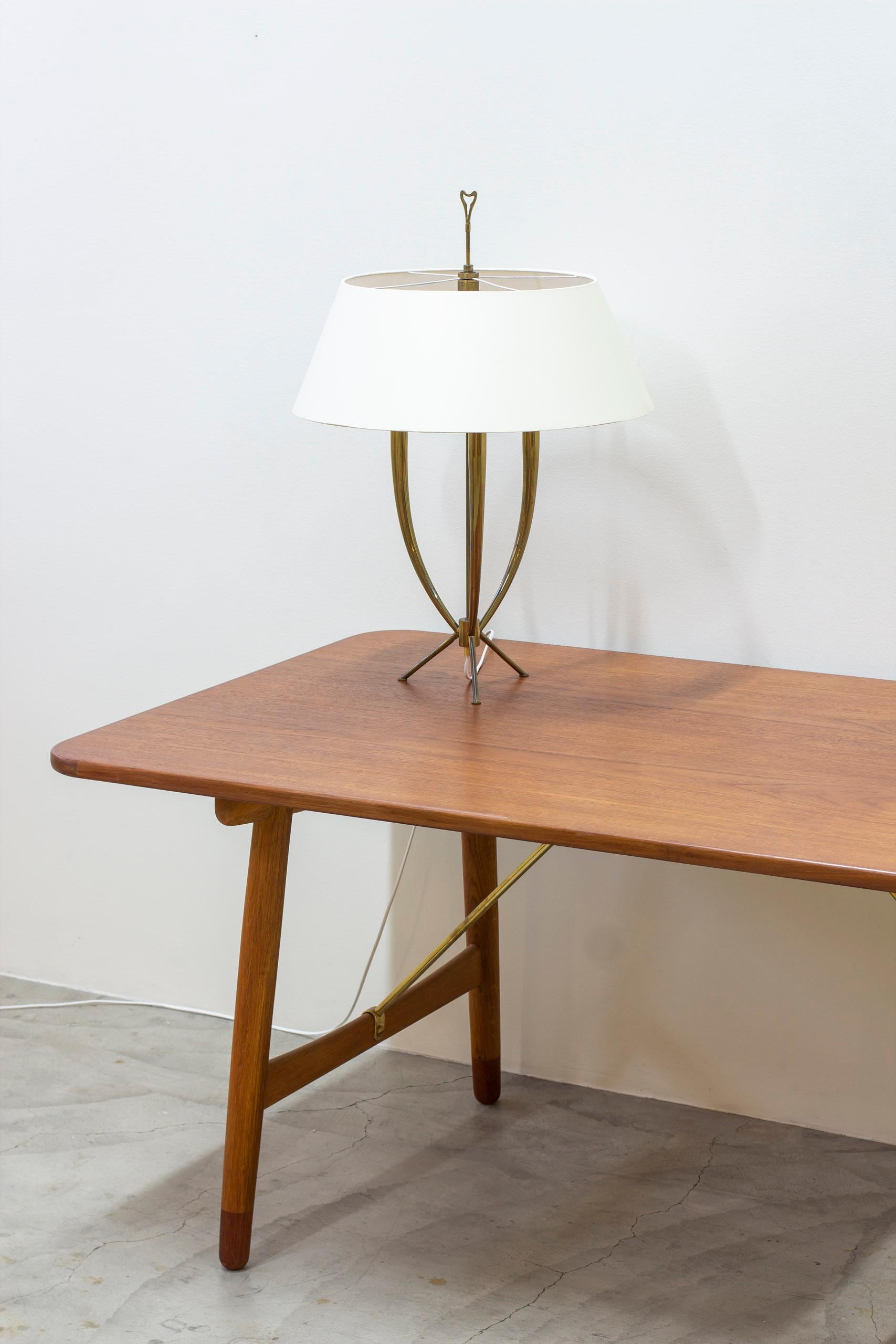 Nord-américain Lampe de table tripode en laiton, années 1950, Atomic age en vente