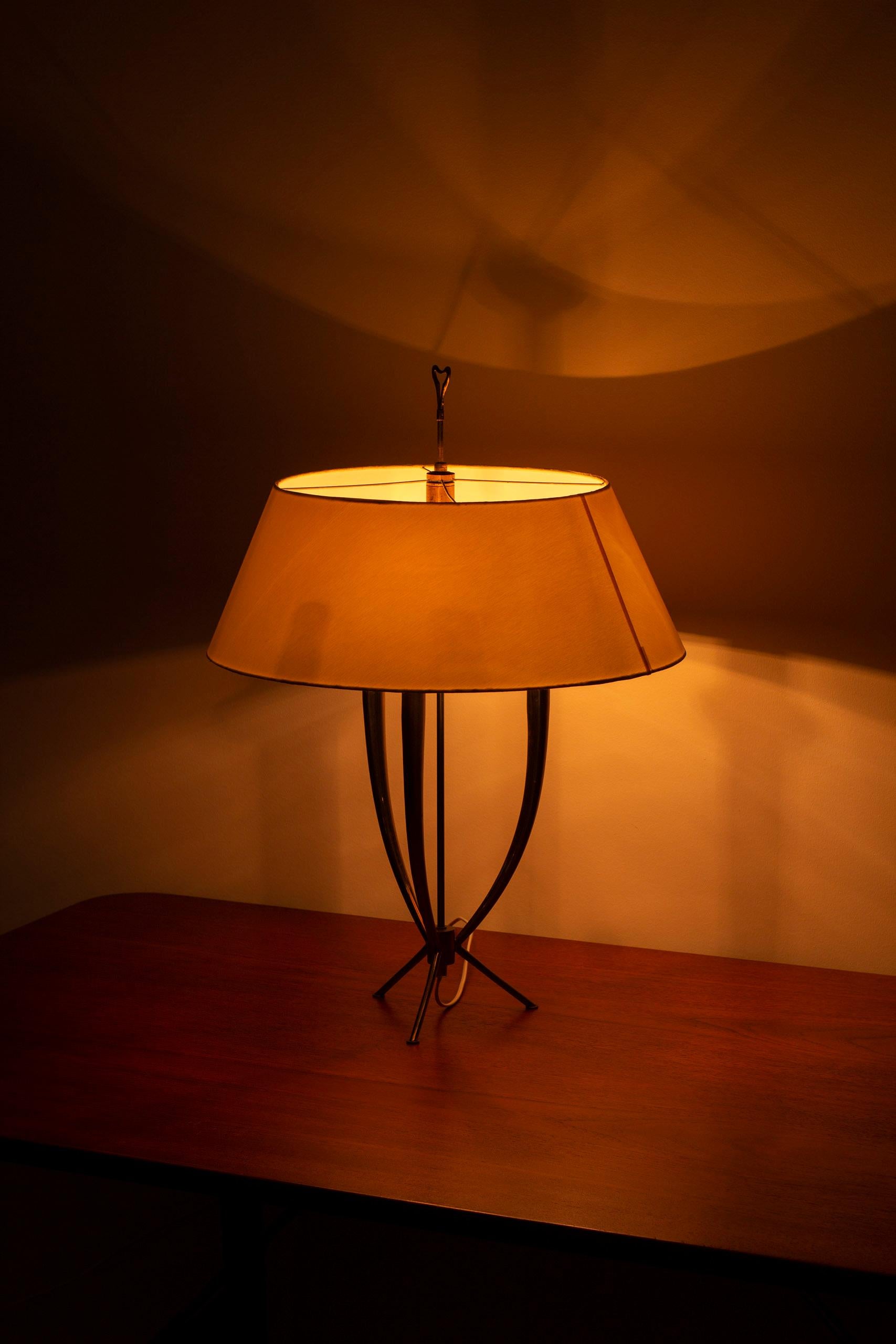 Lampe de table tripode en laiton, années 1950, Atomic age Bon état - En vente à Hägersten, SE