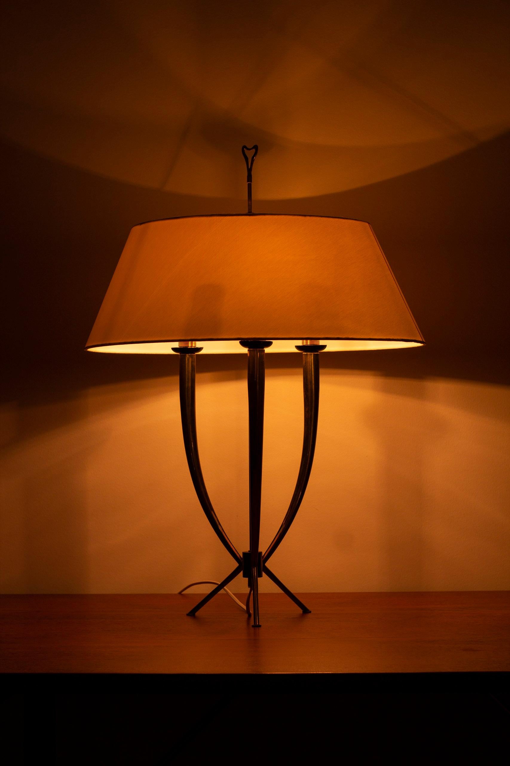 Milieu du XXe siècle Lampe de table tripode en laiton, années 1950, Atomic age en vente