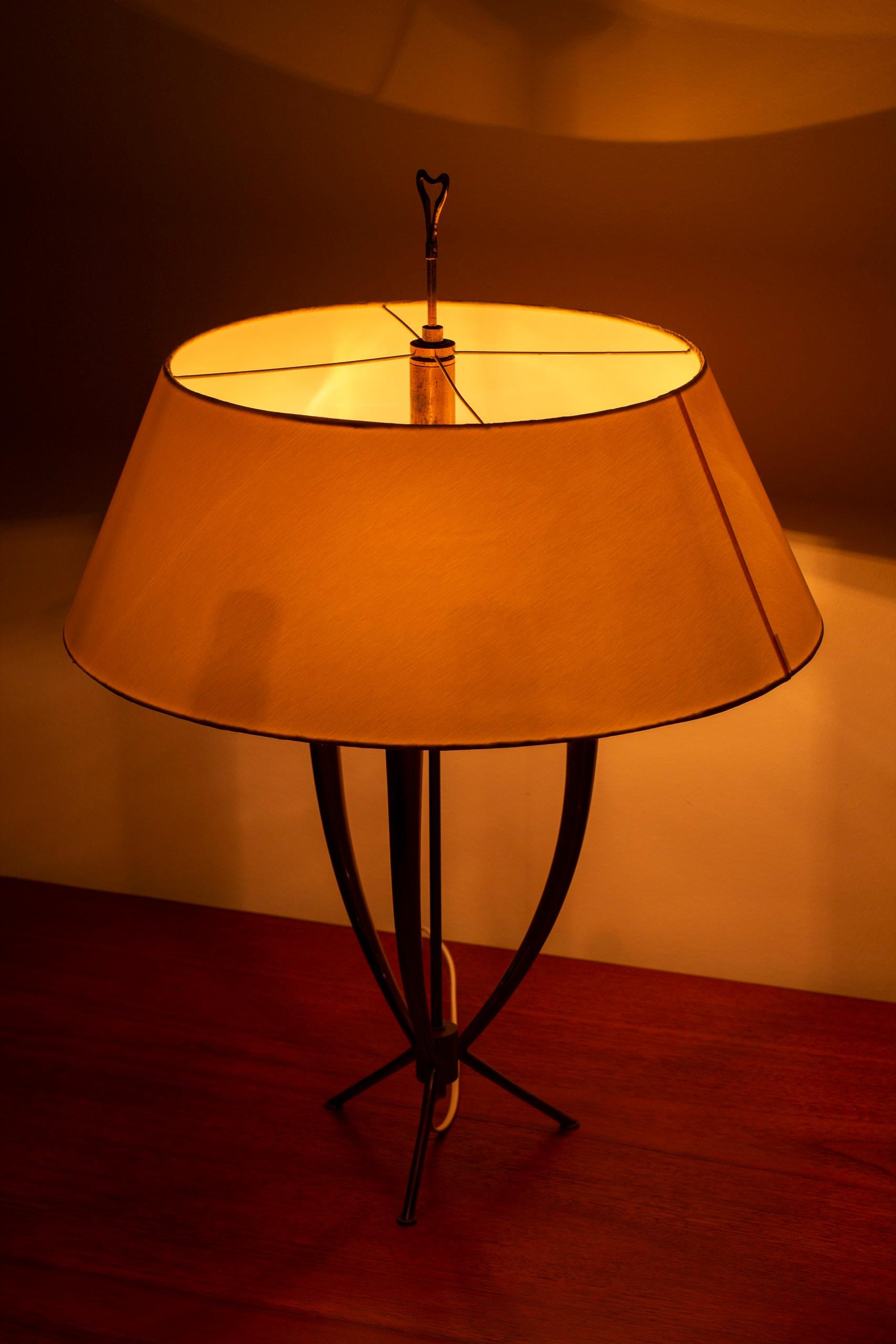 Laiton Lampe de table tripode en laiton, années 1950, Atomic age en vente