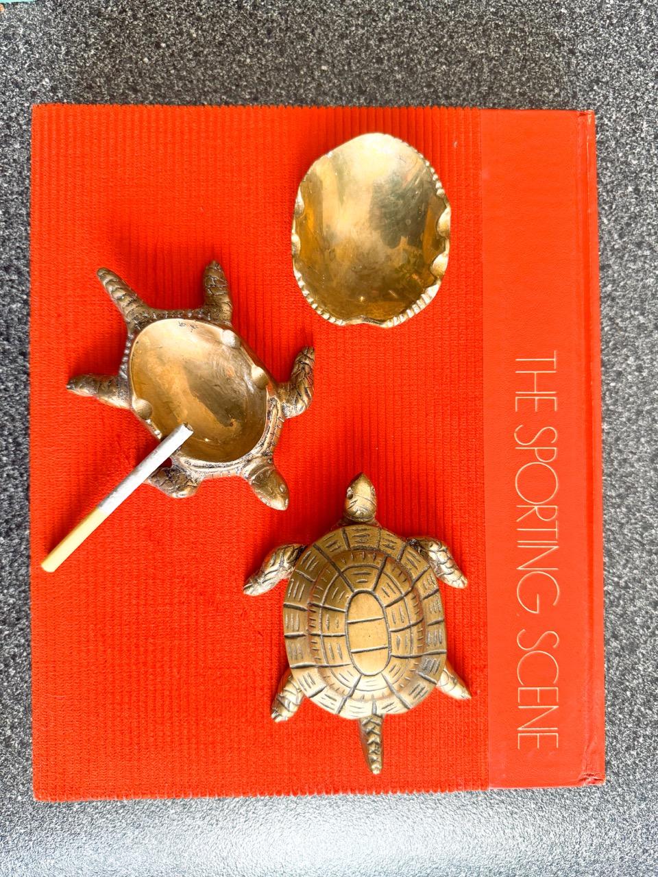 Charmant et sculptural, ce cendrier tortue en laiton vintage apporte une touche ludique du milieu du siècle à tout intérieur. Coulée en laiton massif, elle présente un corps de tortue magnifiquement détaillé et un couvercle amovible en forme de