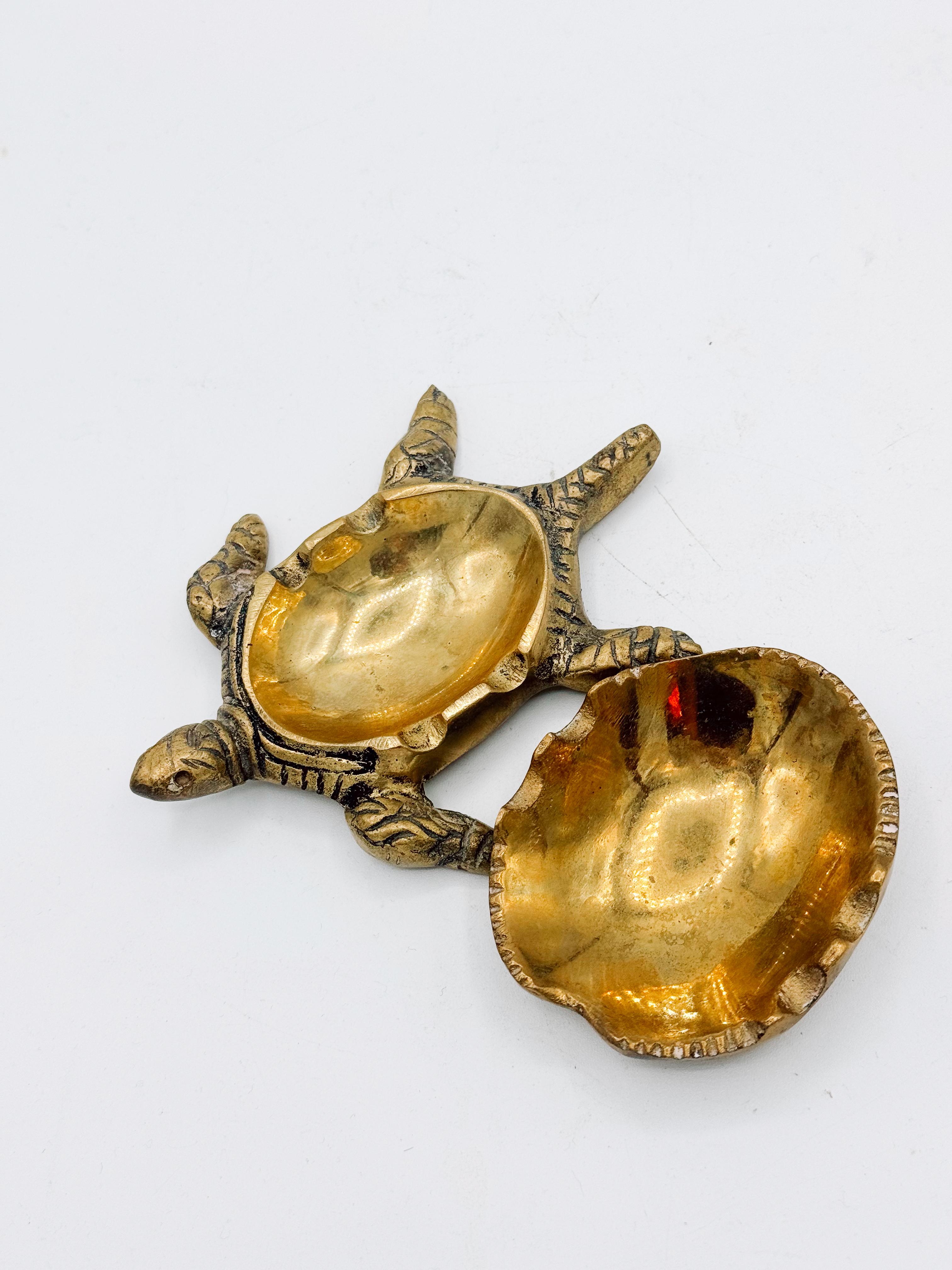 Mid-Century Brass Turtle Animal Ashtray with Detachable Shell — Two Available Bon état - En vente à Toronto, CA