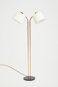 Lampadaire à deux bras en laiton du milieu du siècle