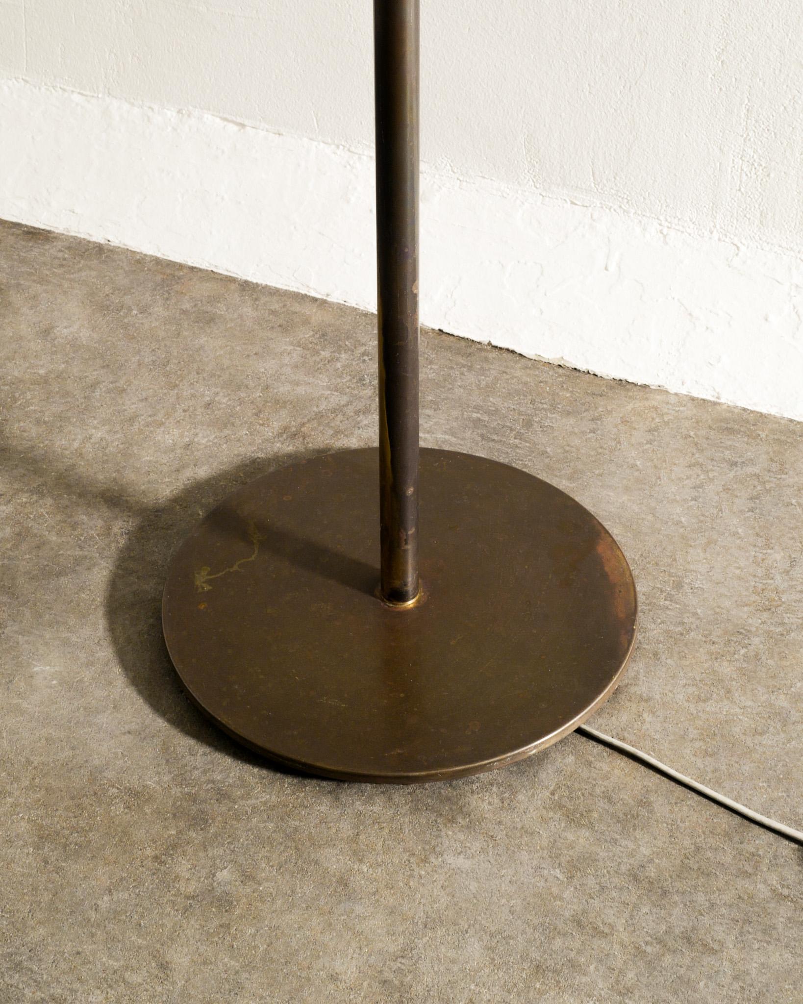Mid Century Brass Uplight Floor Lamp by Th Valentiner Produced in Denmark, 1960s In Good Condition In Stockholm, SE