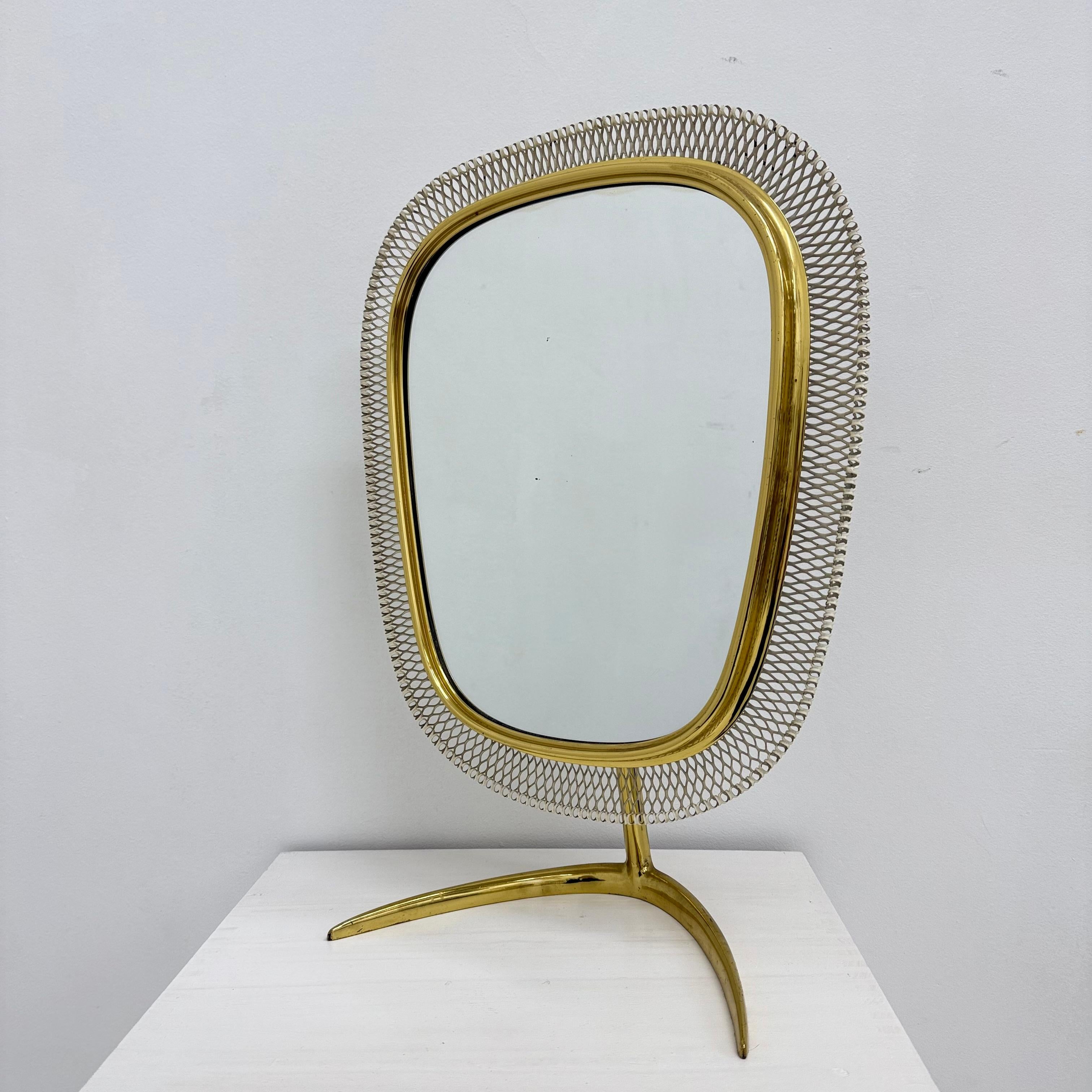 Mid-Century Modern Miroir mural de table de toilette en laiton du milieu du siècle par Vereinigte Werkstätten , Allemagne en vente