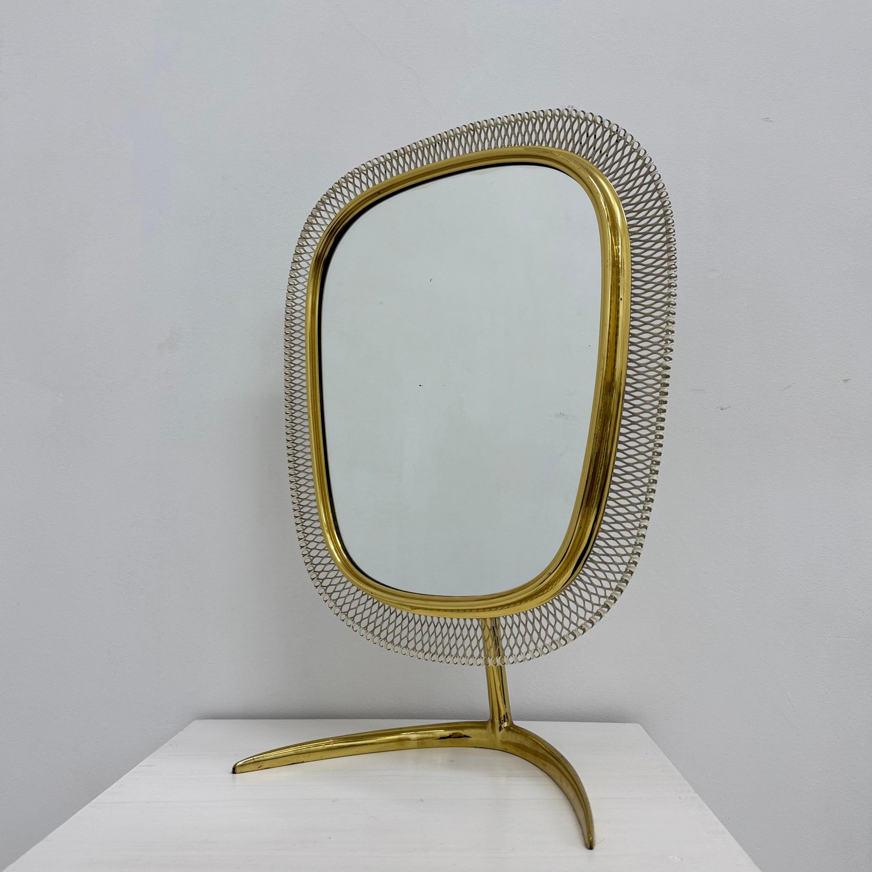 Allemand Miroir mural de table de toilette en laiton du milieu du siècle par Vereinigte Werkstätten , Allemagne en vente