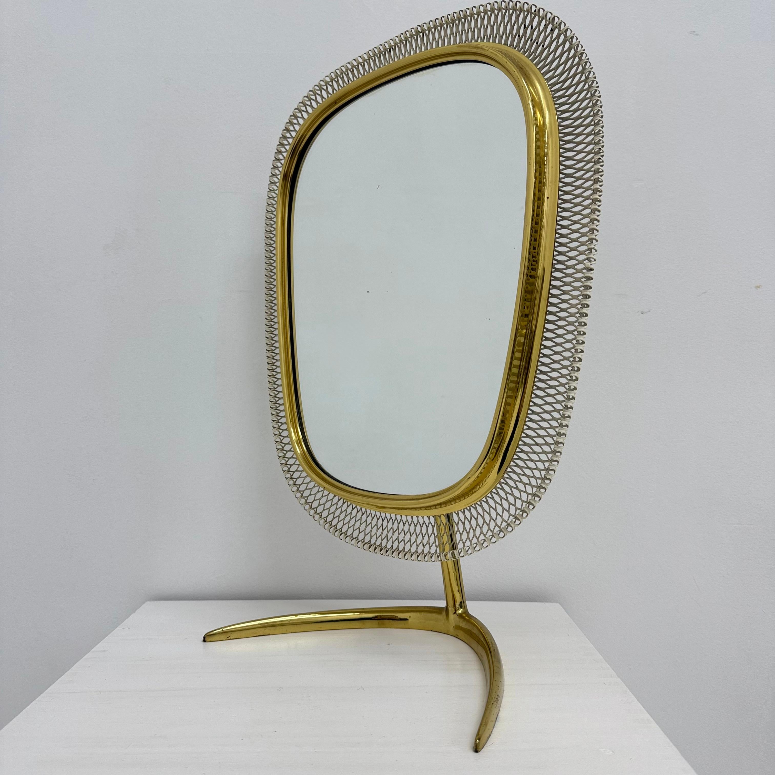 Miroir mural de table de toilette en laiton du milieu du siècle par Vereinigte Werkstätten , Allemagne Bon état - En vente à Delft, NL