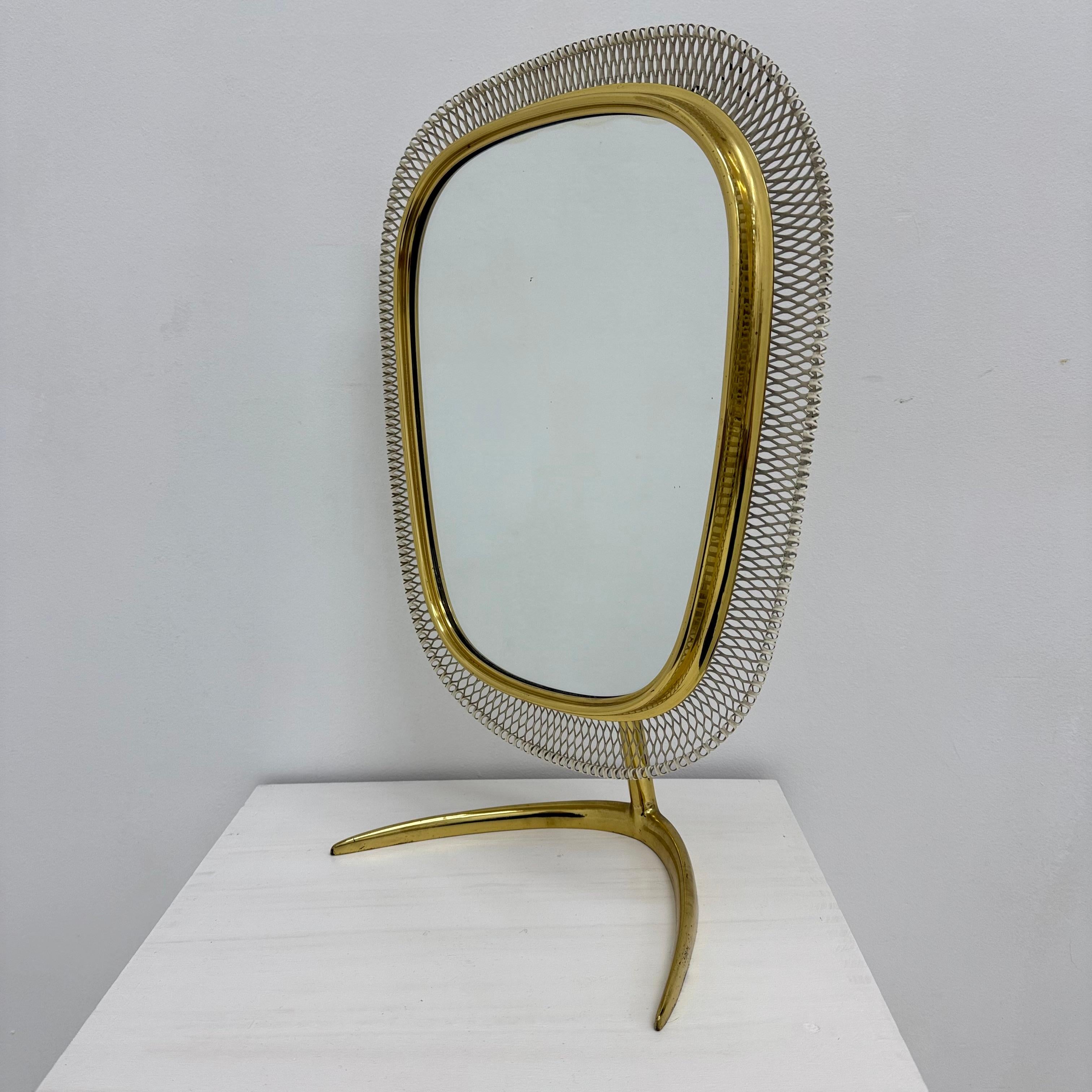 Métal Miroir mural de table de toilette en laiton du milieu du siècle par Vereinigte Werkstätten , Allemagne en vente