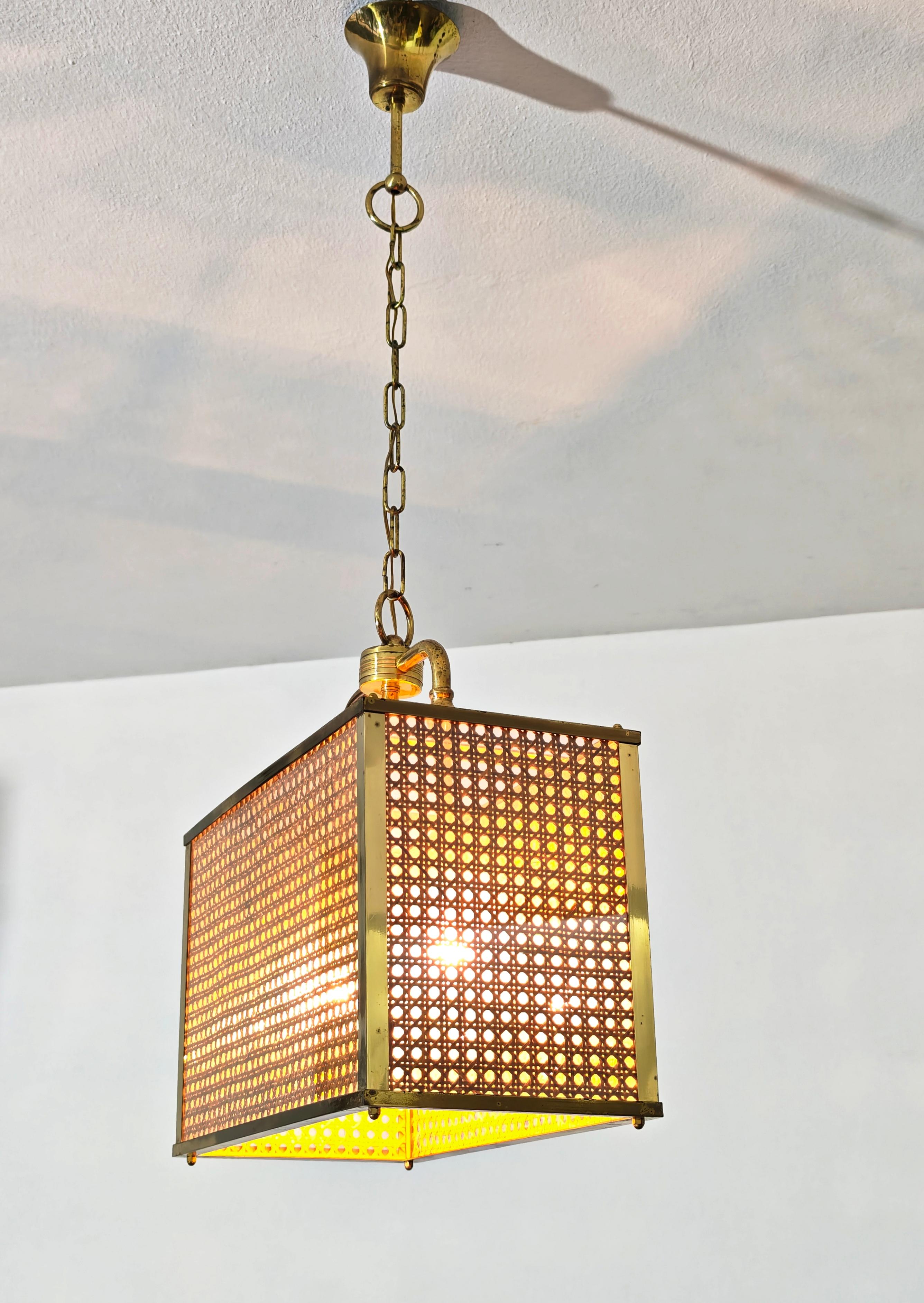 Lustre en paille, osier et plexiglas du milieu du siècle en laiton de Vienne Italie 60/70s en vente 4