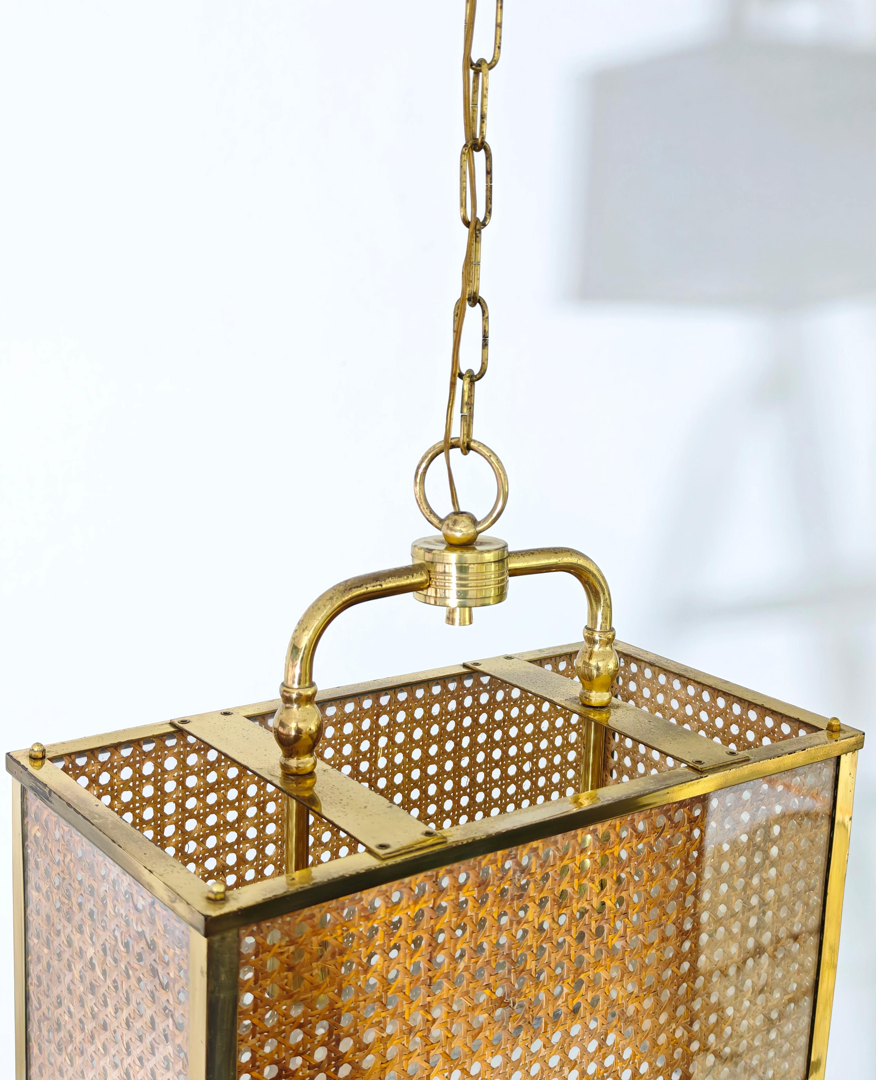 Mid-Century Modern Lustre en paille, osier et plexiglas du milieu du siècle en laiton de Vienne Italie 60/70s en vente