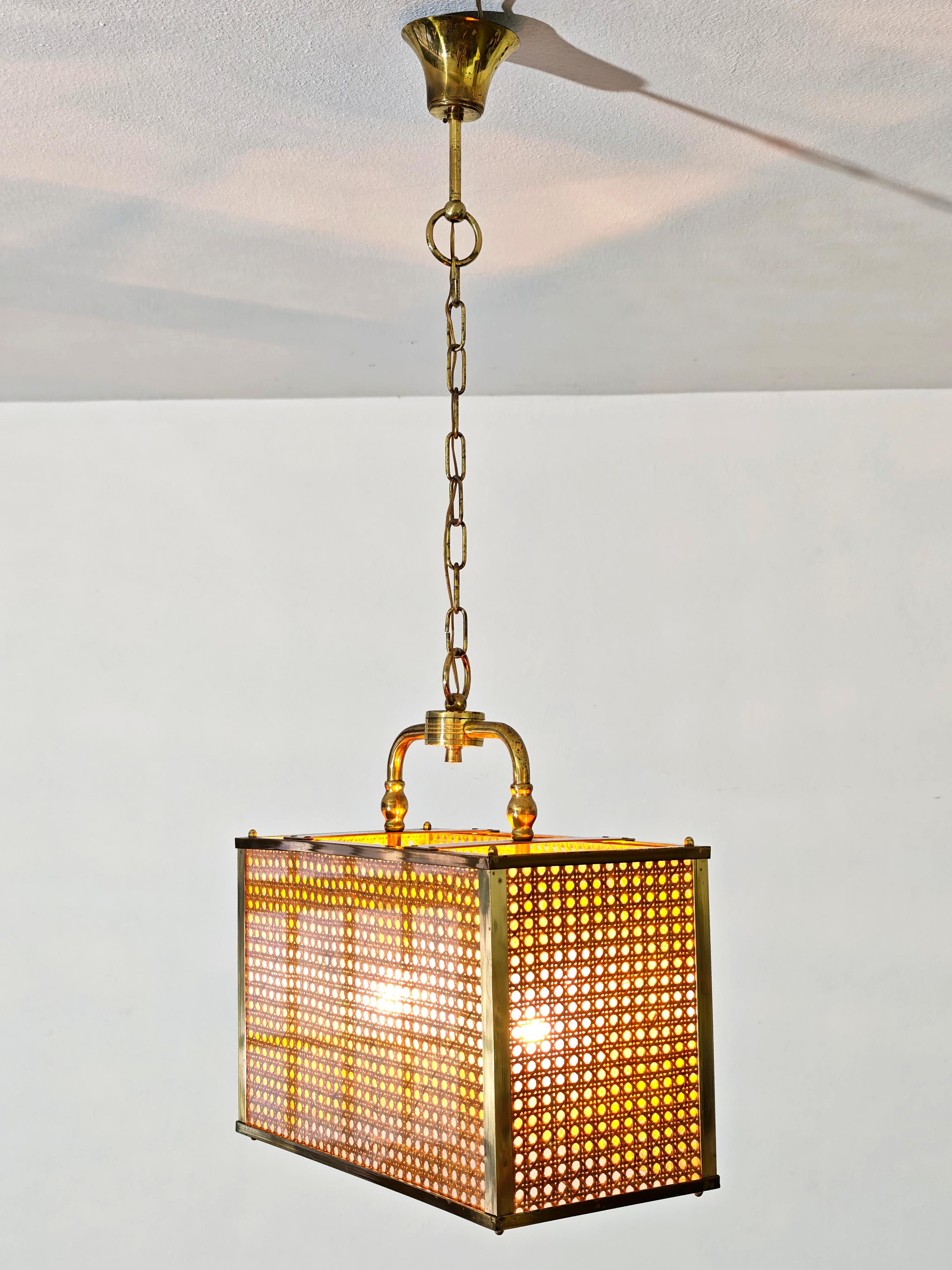 italien Lustre en paille, osier et plexiglas du milieu du siècle en laiton de Vienne Italie 60/70s en vente