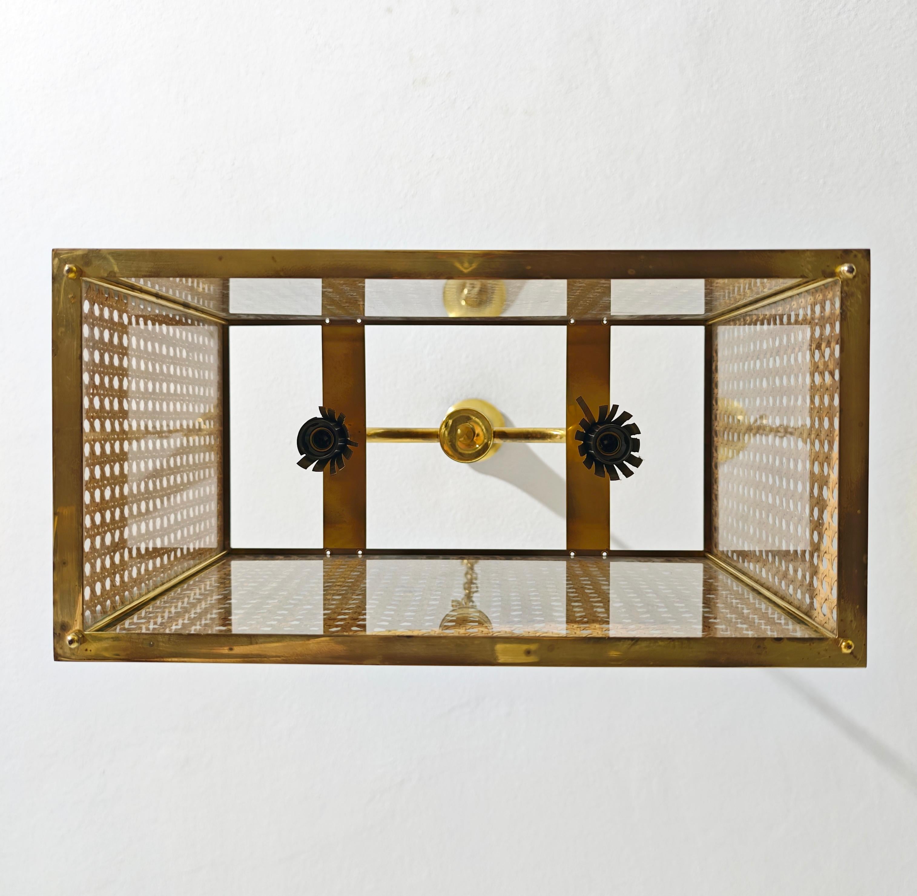 Milieu du XXe siècle Lustre en paille, osier et plexiglas du milieu du siècle en laiton de Vienne Italie 60/70s en vente