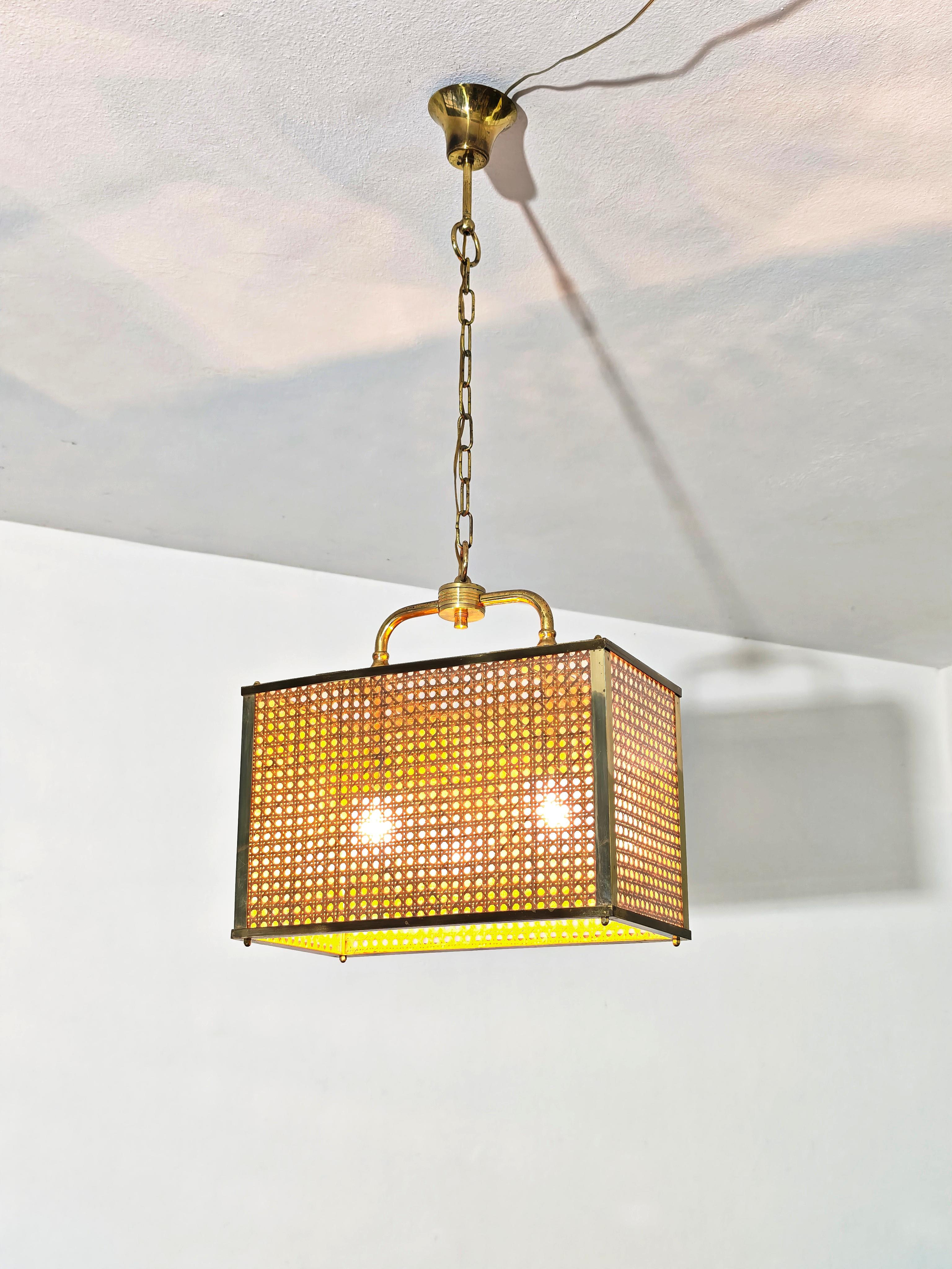 Lustre en paille, osier et plexiglas du milieu du siècle en laiton de Vienne Italie 60/70s en vente 1
