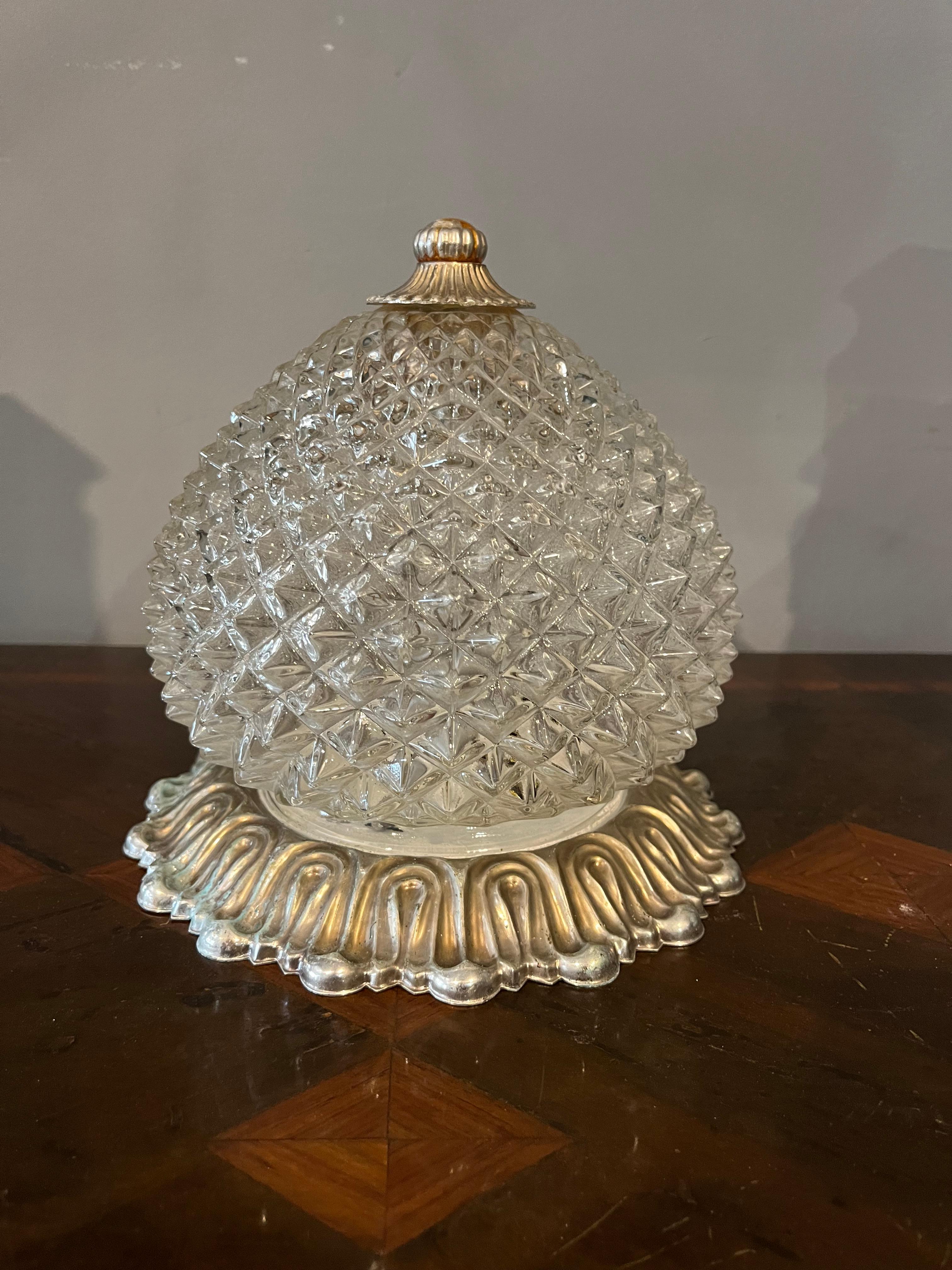 Vendo un magnífico aplique Sciolari, una verdadera joya del diseño italiano que encarna todo el encanto y la sofisticación del modernismo de mediados del siglo XX. Esta pieza es un ejemplo perfecto de la refinada estética que caracterizaba las