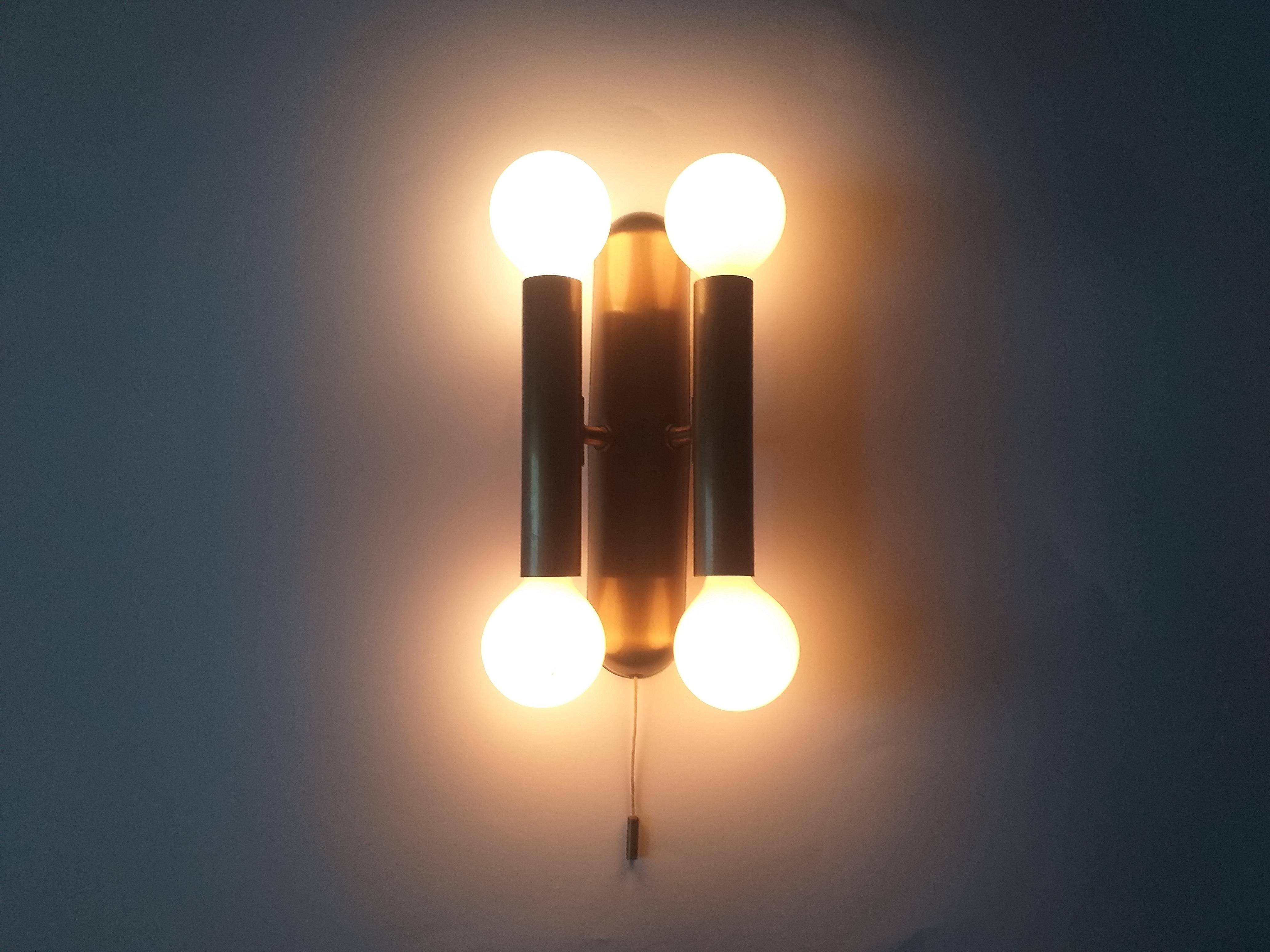 Mid-Century Modern Lampe murale en laiton du milieu du siècle en vente