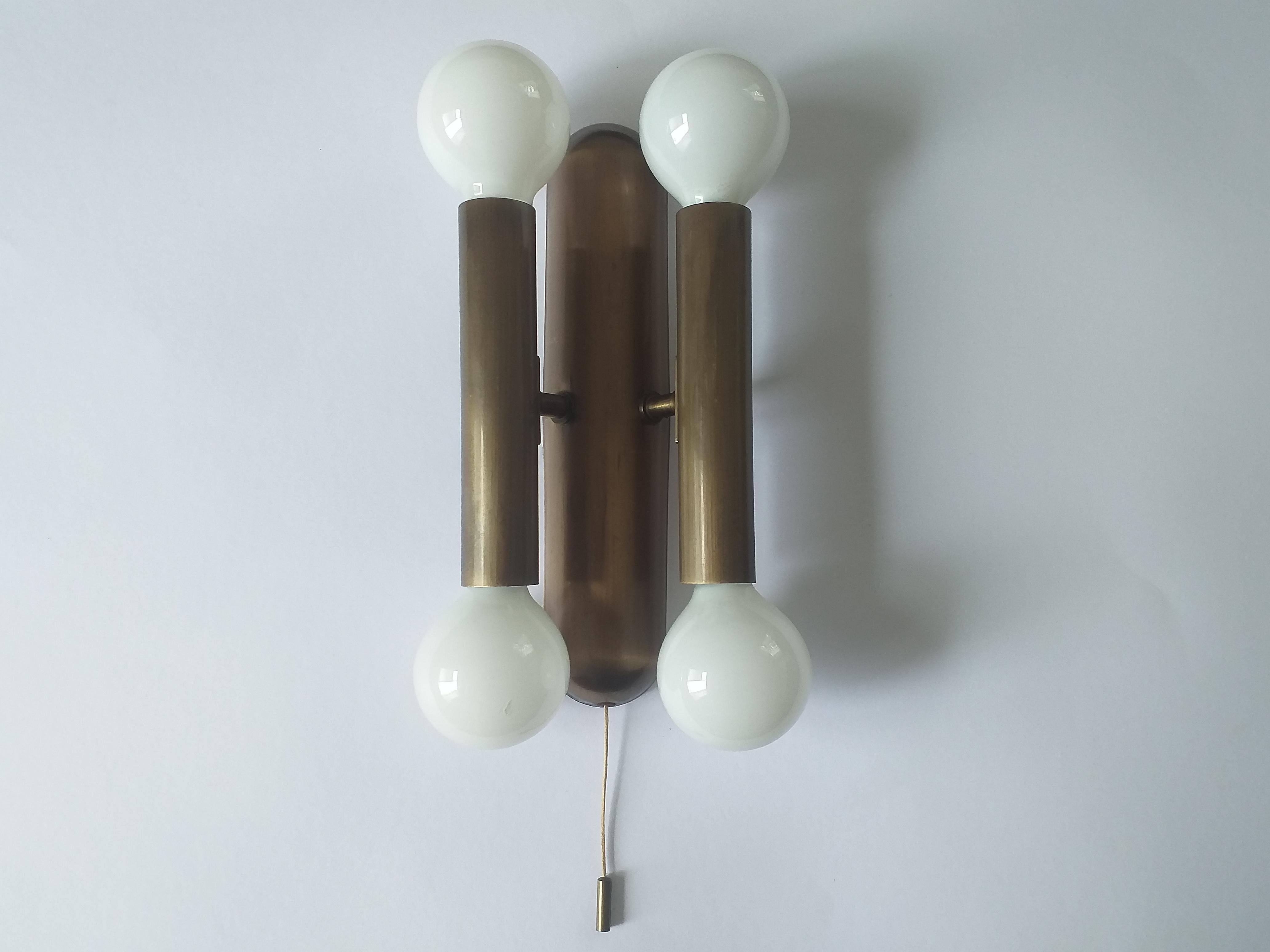 Midcentury Brass Wall Lamp In Good Condition For Sale In Praha, CZ