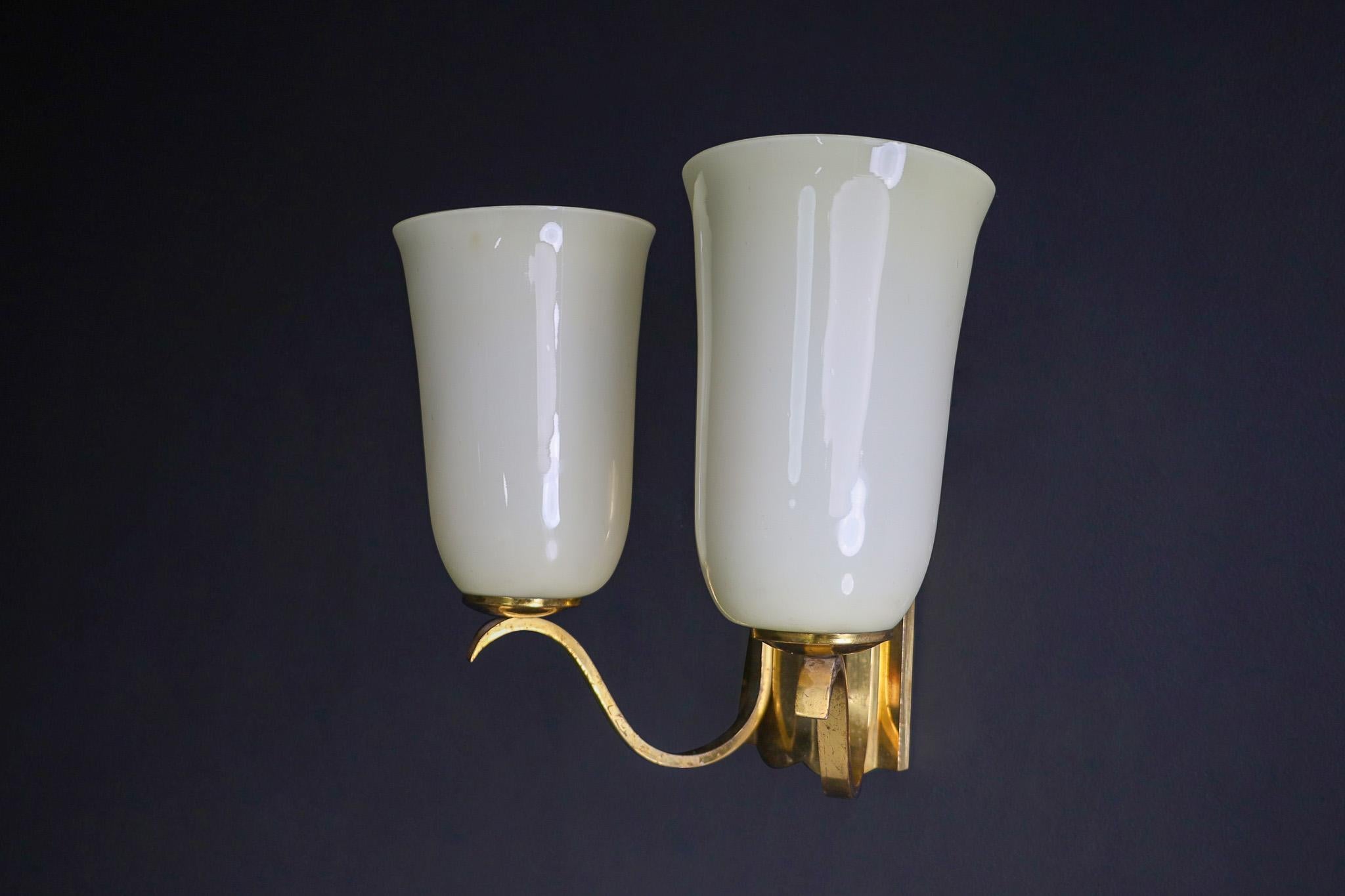 Mid-Century Brass Wall Light Sconce Opaline Glass Shades, Germany 1950s In Good Condition For Sale In Almelo, NL