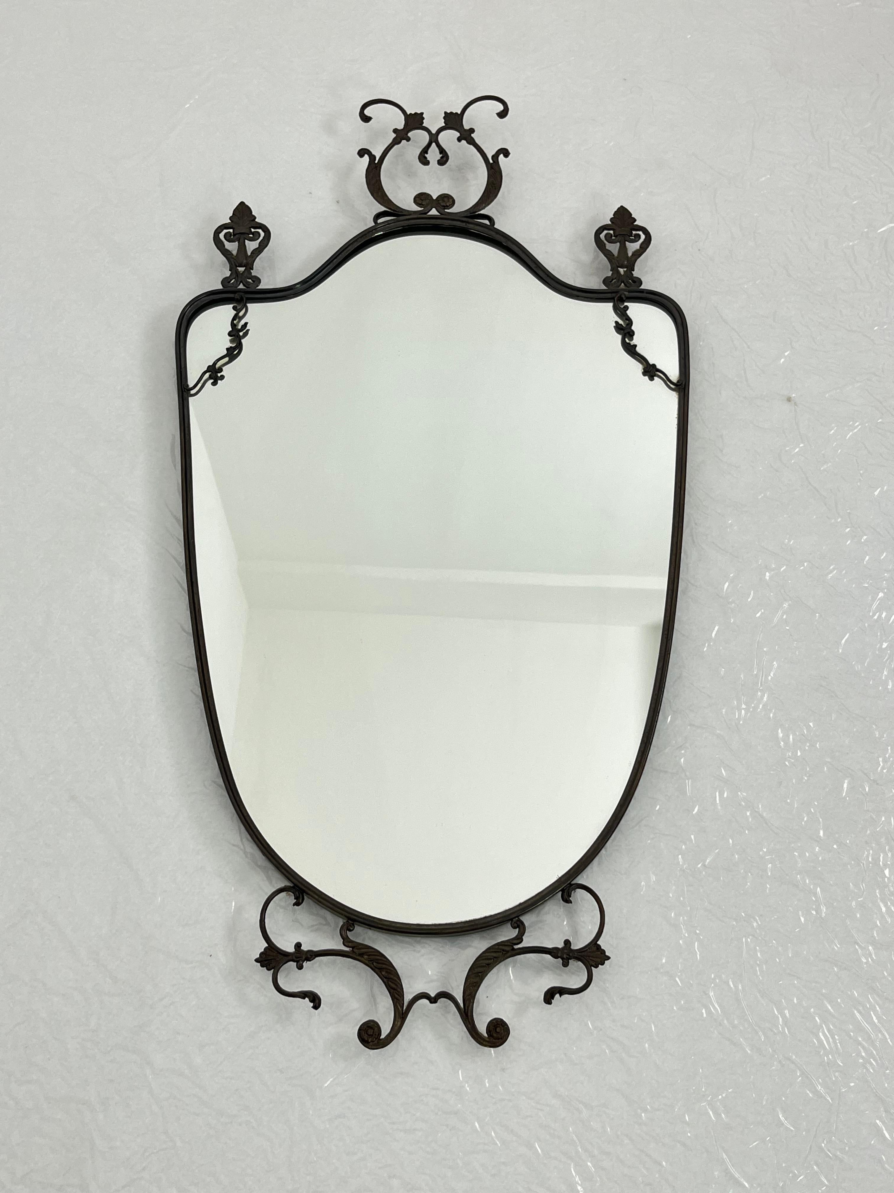 Mid-century brass wall mirror, Made in Italy, 1964
Elegant and in good condition.
Found in a noble apartment in my hometown, Palermo.