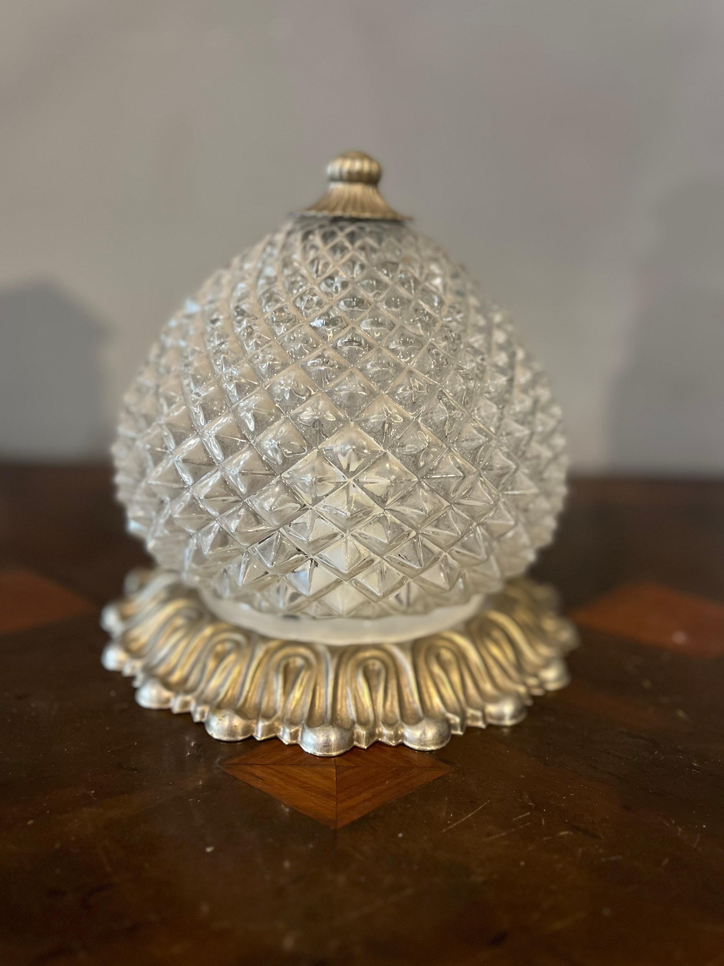 Vendo un magnífico aplique Sciolari, una verdadera joya del diseño italiano que encarna todo el encanto y la sofisticación del modernismo de mediados del siglo XX. Esta pieza es un ejemplo perfecto de la refinada estética que caracterizaba las