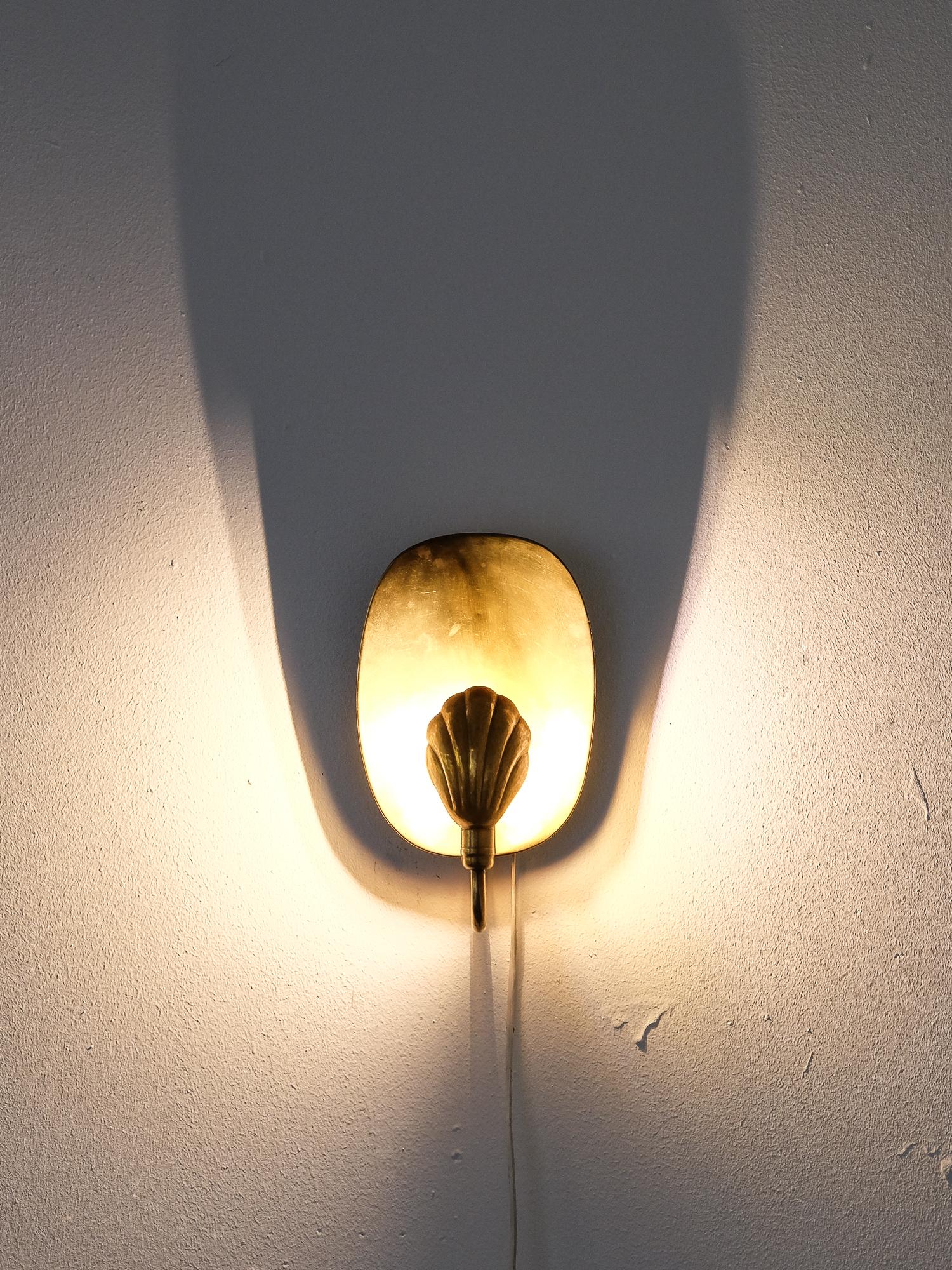 Midcentury Brass Wall Sconce by Lars Holmström for Arvika, Sweden In Good Condition In Helsinki, FI