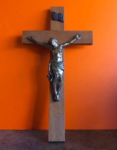 Crucifix du milieu du siècle en laiton et noyer