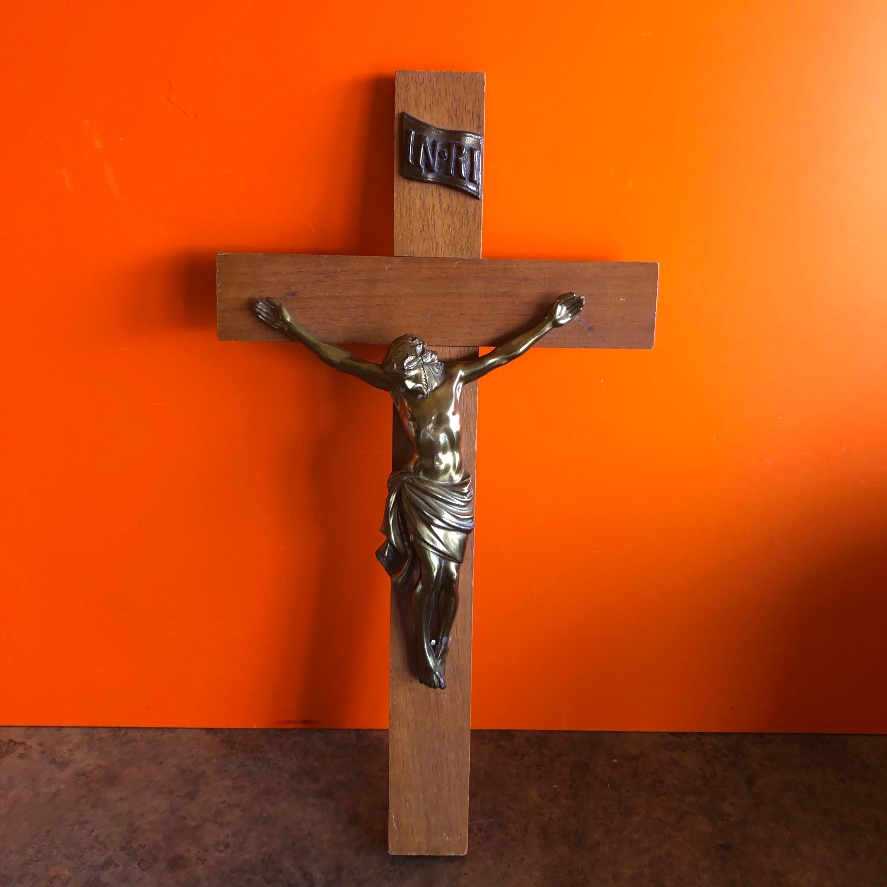 Midcentury Brass and Walnut Crucifix In Good Condition For Sale In San Diego, CA