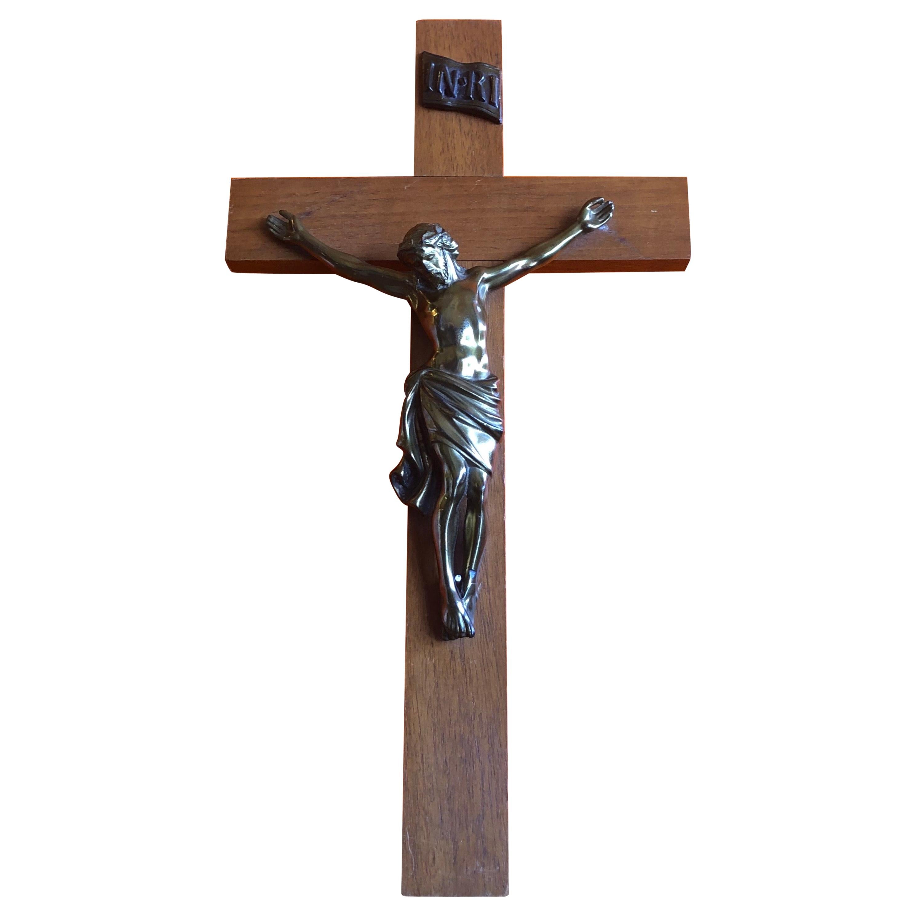 Crucifix du milieu du siècle en laiton et noyer