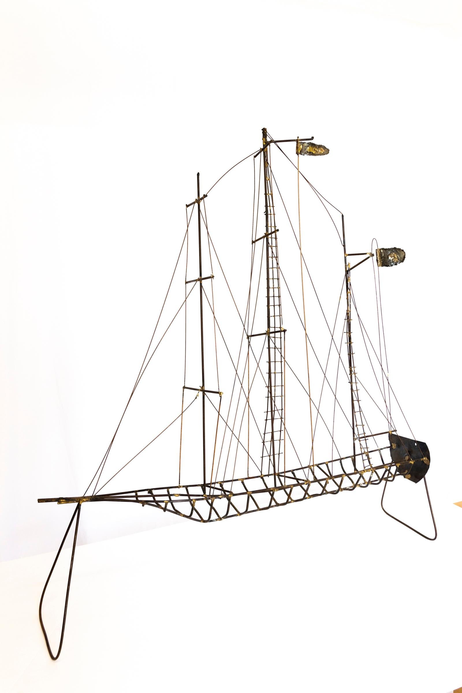 Questa grande scultura di veliero in filo d'ottone vintage è un pezzo di metà secolo di grande impatto, saldato nello stile brutalista di Curtis Jere. Il suo design intricato cattura il movimento e la forma, rendendolo un espositore di spicco. In