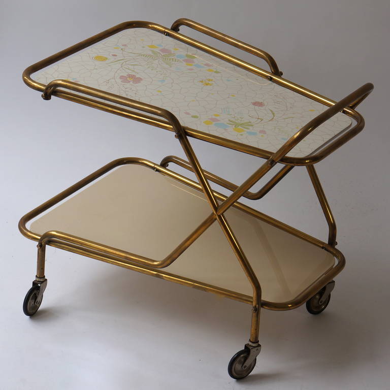 Table de service ou chariot à liqueurs en laiton italien.
Elégant chariot à alcool ou table de service avec un cadre en laiton qui supporte le plateau amovible peint à la main avec de belles fleurs.
Qualité et artisanat.
Mesures : Hauteur 63