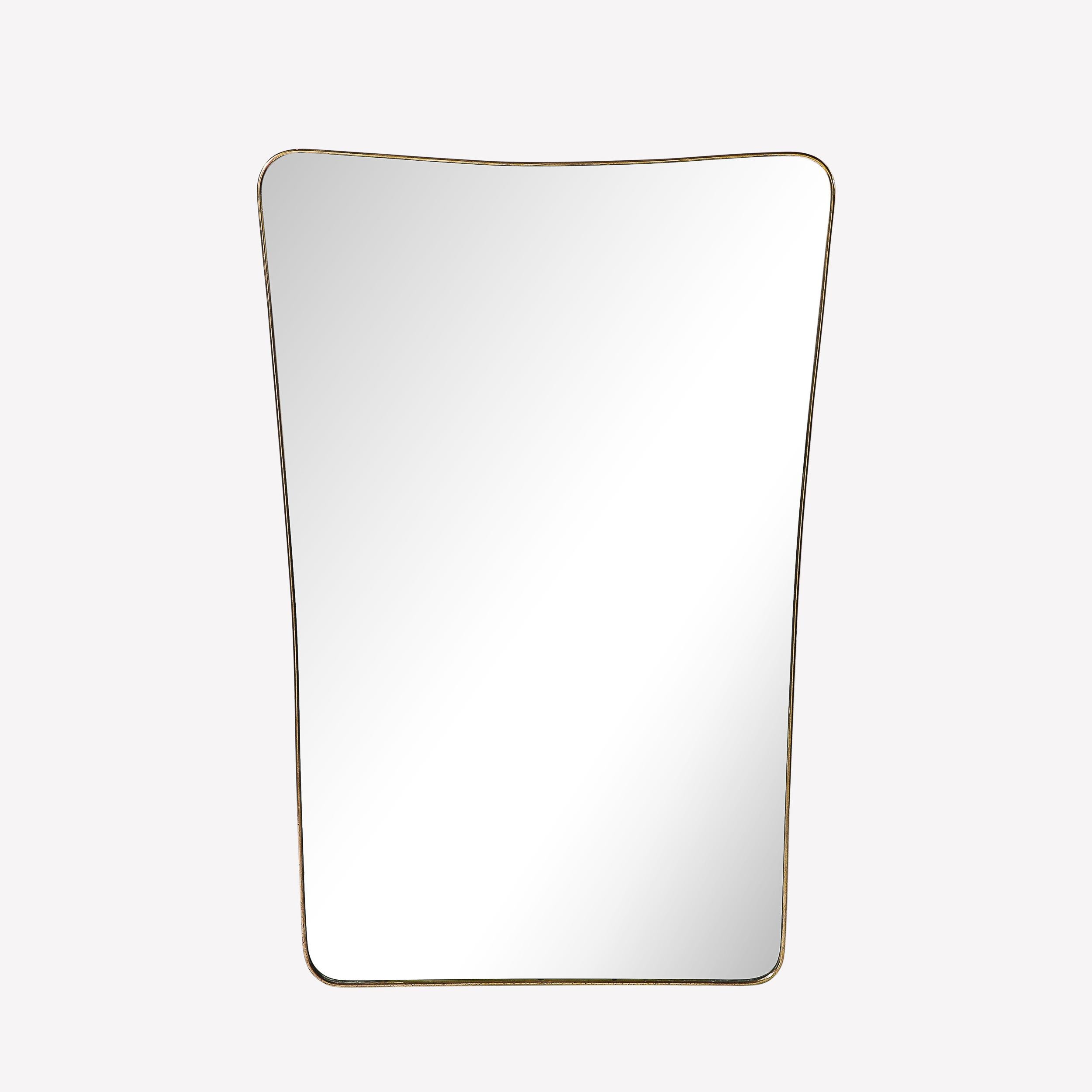 Diese Mid-Century Messing gewickelt Tapered Mirror W/Rounded Corners stammt aus Italien, Circa 1950. Das geschwungene Profil in Form eines heraldischen Schildes mit hochgezogenen und abgerundeten oberen Ecken ist gut proportioniert und aus