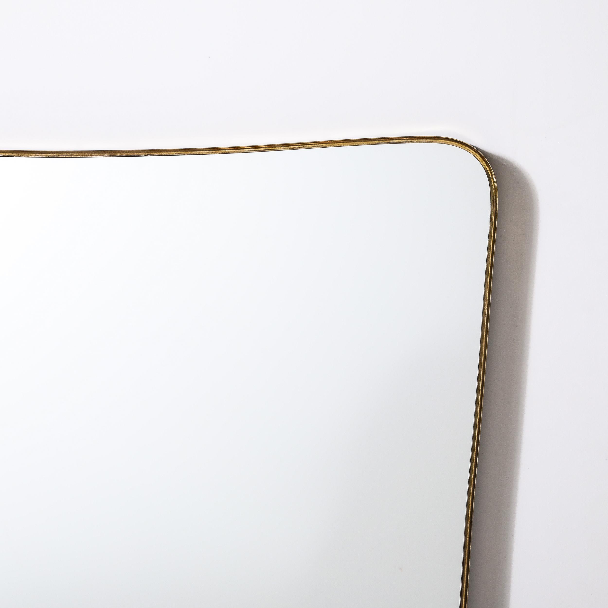 Mid-Century moderno Specchio conico avvolto in ottone di metà secolo con angoli arrotondati in vendita