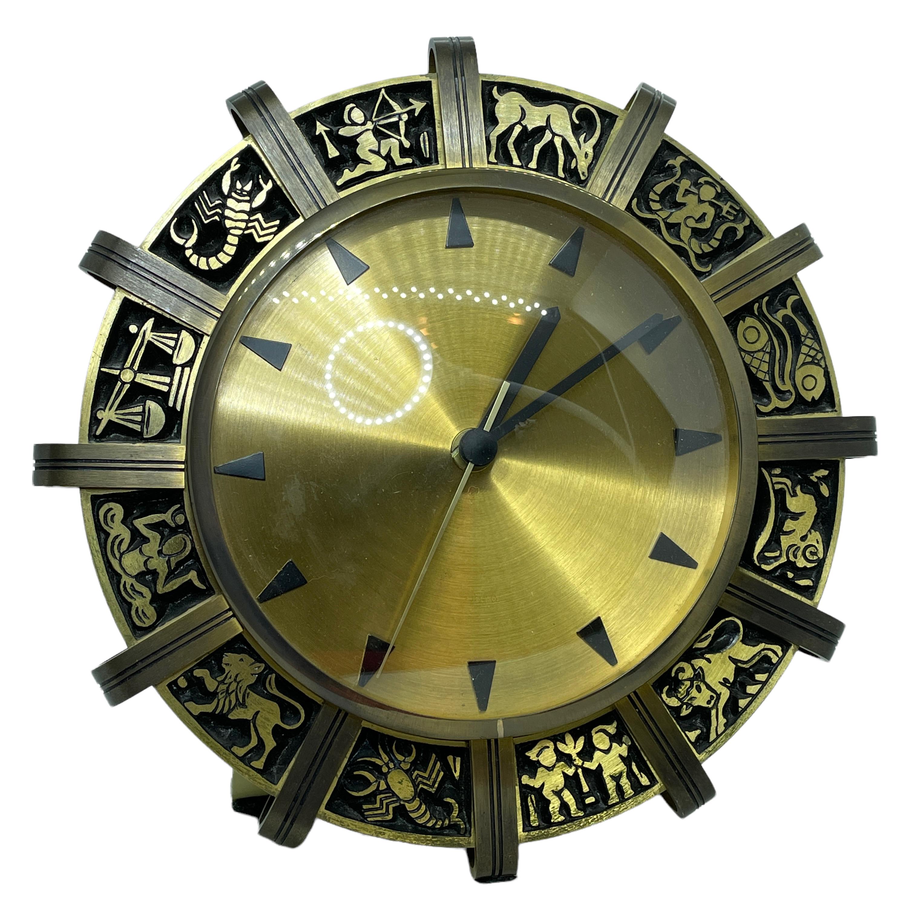 Un bellissimo orologio da scrivania in ottone pesante in stile Mid-Century Modern con quadrante in ottone. Eseguito negli anni '60 da un produttore tedesco. pensiamo che il movimento sia stato sostituito e sia ora in condizioni di lavoro. L'ottone