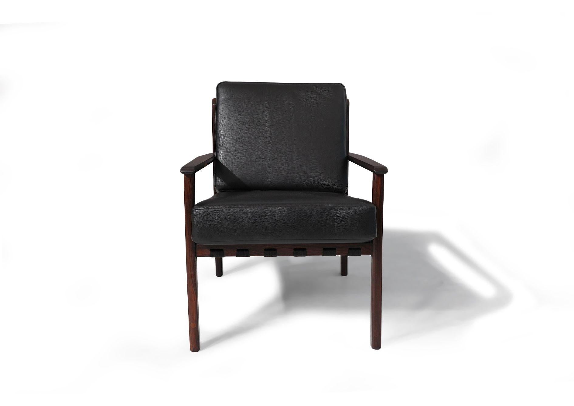 Mid-century Brazil Modern Lounge Chairs in Black Leather For Sale 3