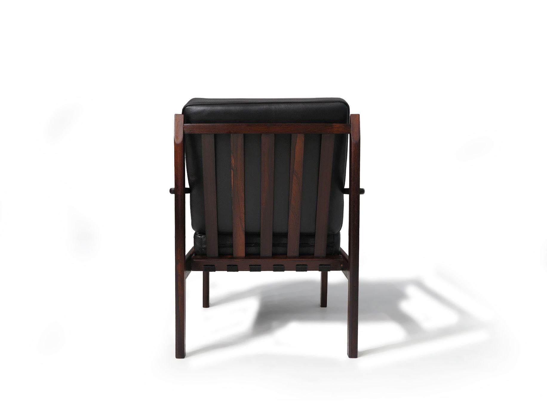 Mid-century Brazil Modern Lounge Chairs in Black Leather For Sale 4