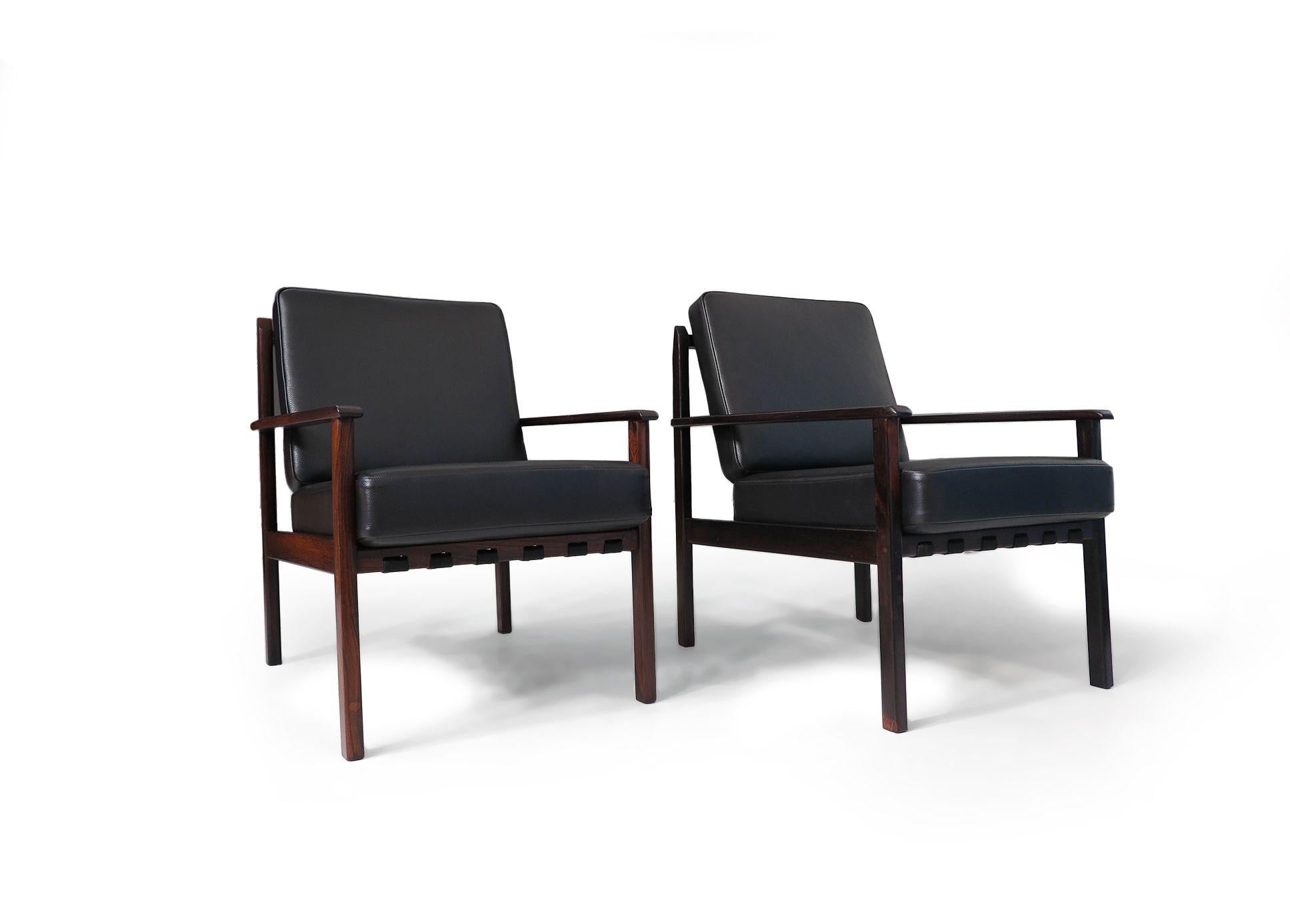 Mid-century Brazil Modern Lounge Chairs in Black Leather For Sale 5