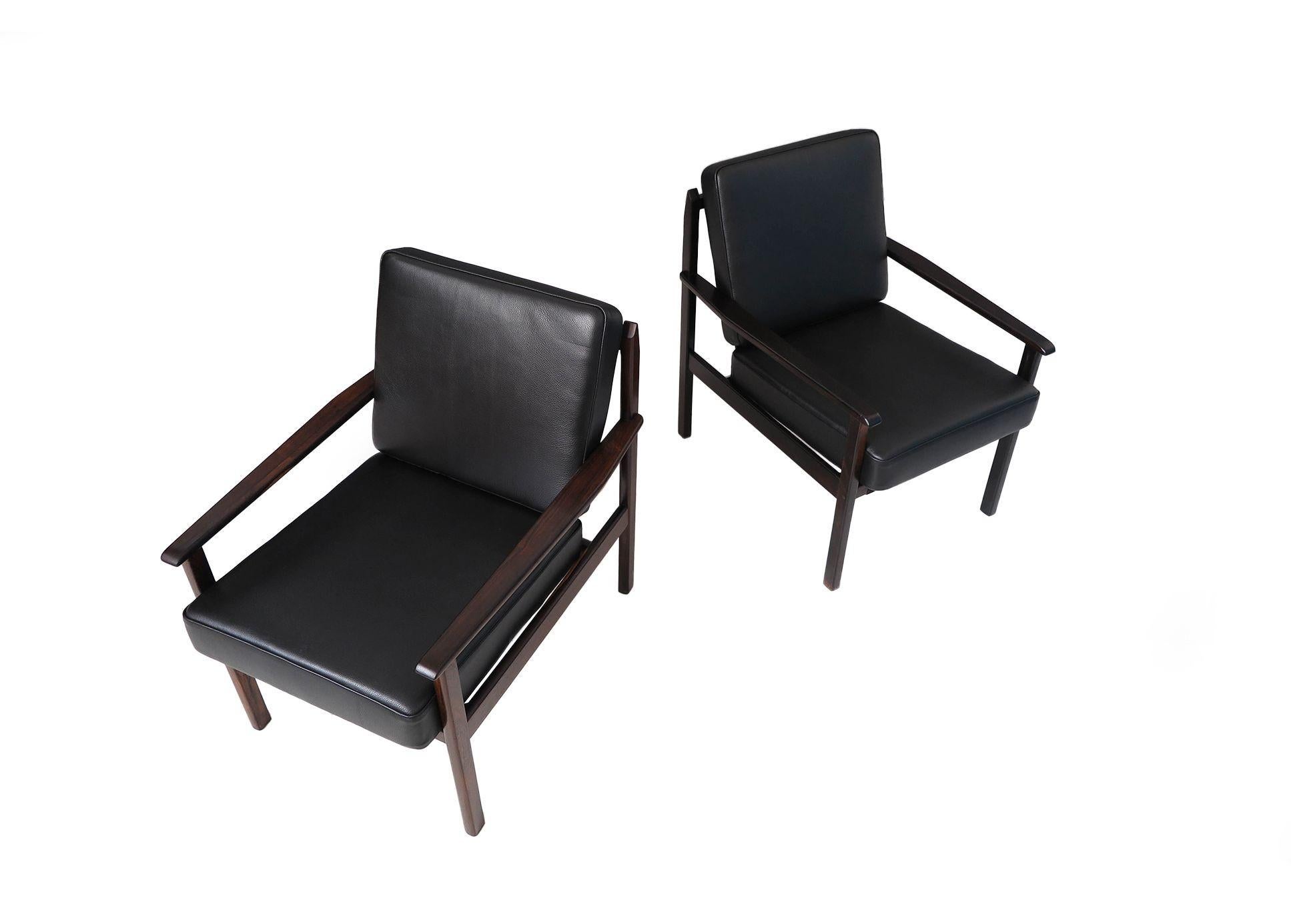 Mid-Century Modern Mid-century Brazil Modern Lounge Chairs in Black Leather For Sale