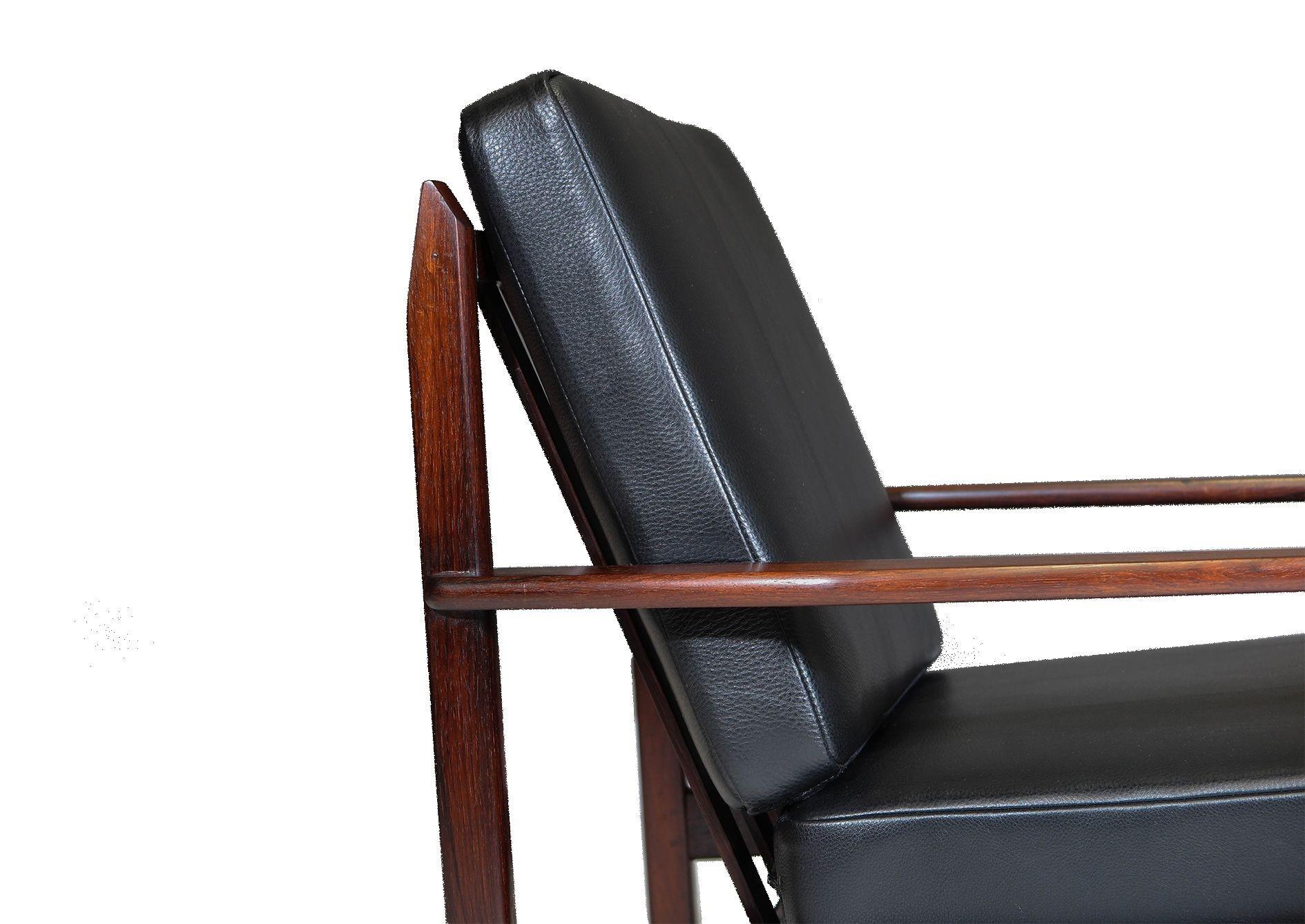 Mid-century Brazil Modern Lounge Chairs in Black Leather In Excellent Condition For Sale In Oakland, CA