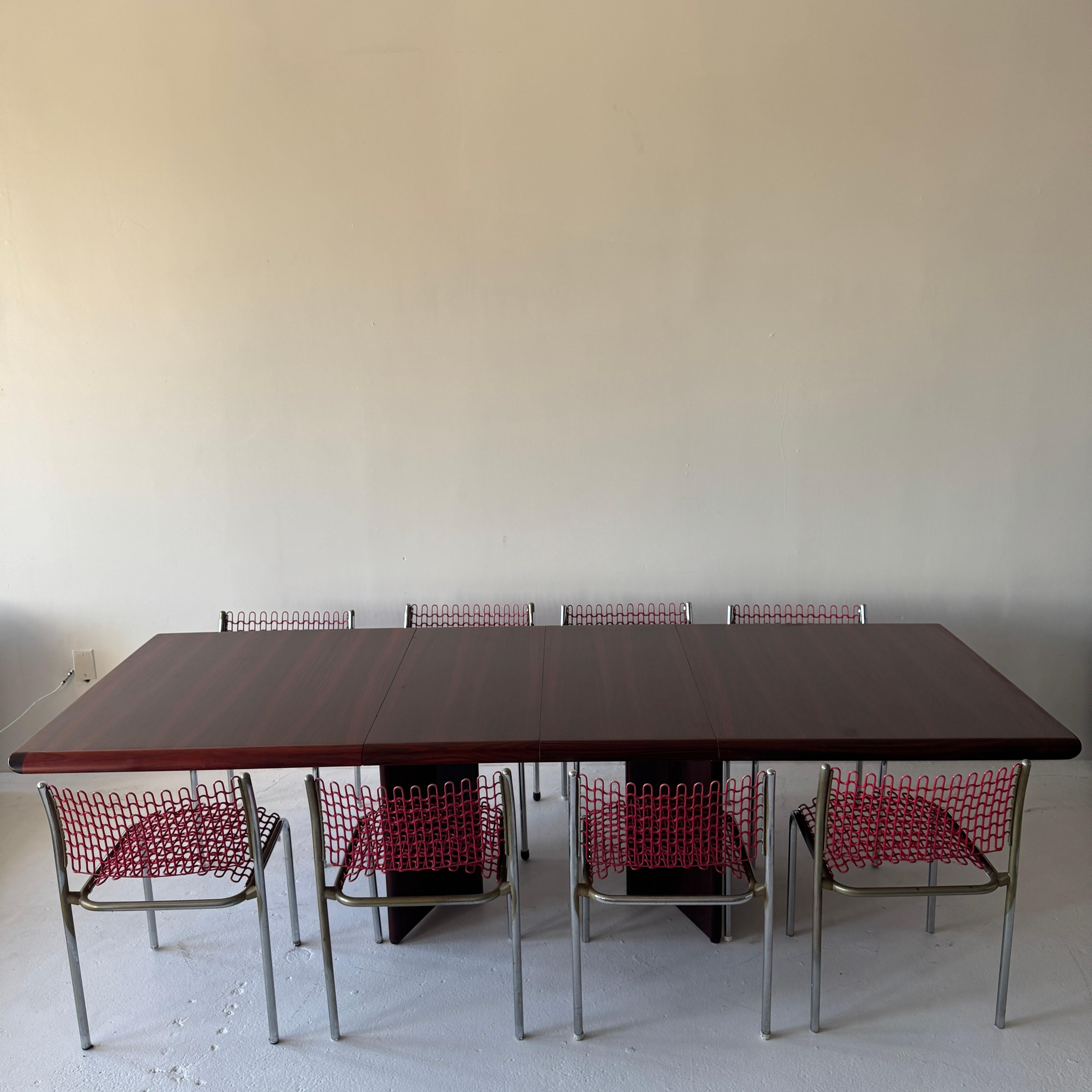 Elegante tavolo da pranzo danese moderno realizzato in raro palissandro jacaranda brasiliano, progettato e prodotto da Vejle Stole & Møbelfabrik in Danimarca, negli anni '60 circa. Il piano abbinato a libro mette in mostra la ricca e profonda