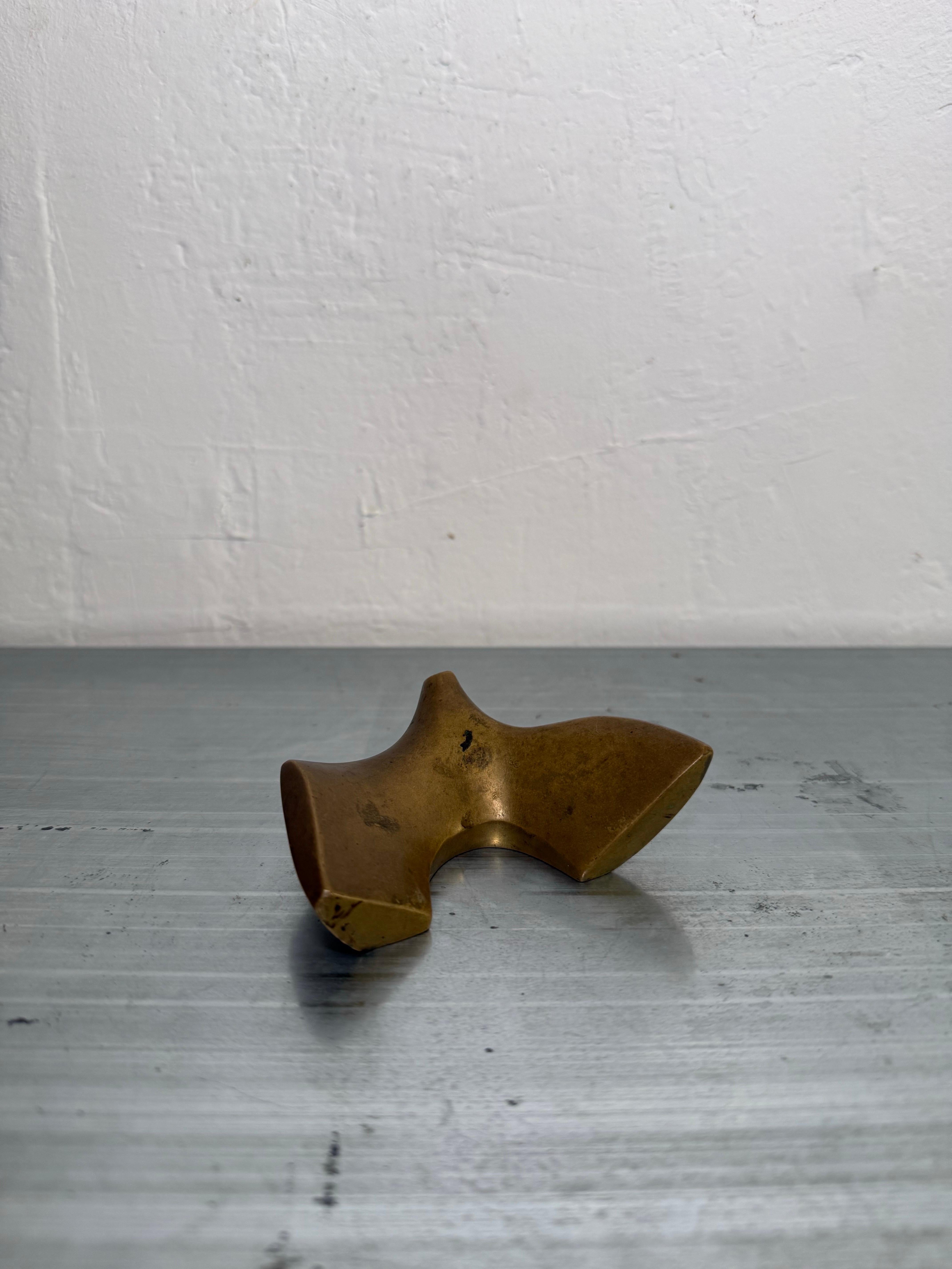 Scultura astratta in bronzo patinato dell'artista brasiliano Alvaro Franklin degli anni '60 circa.